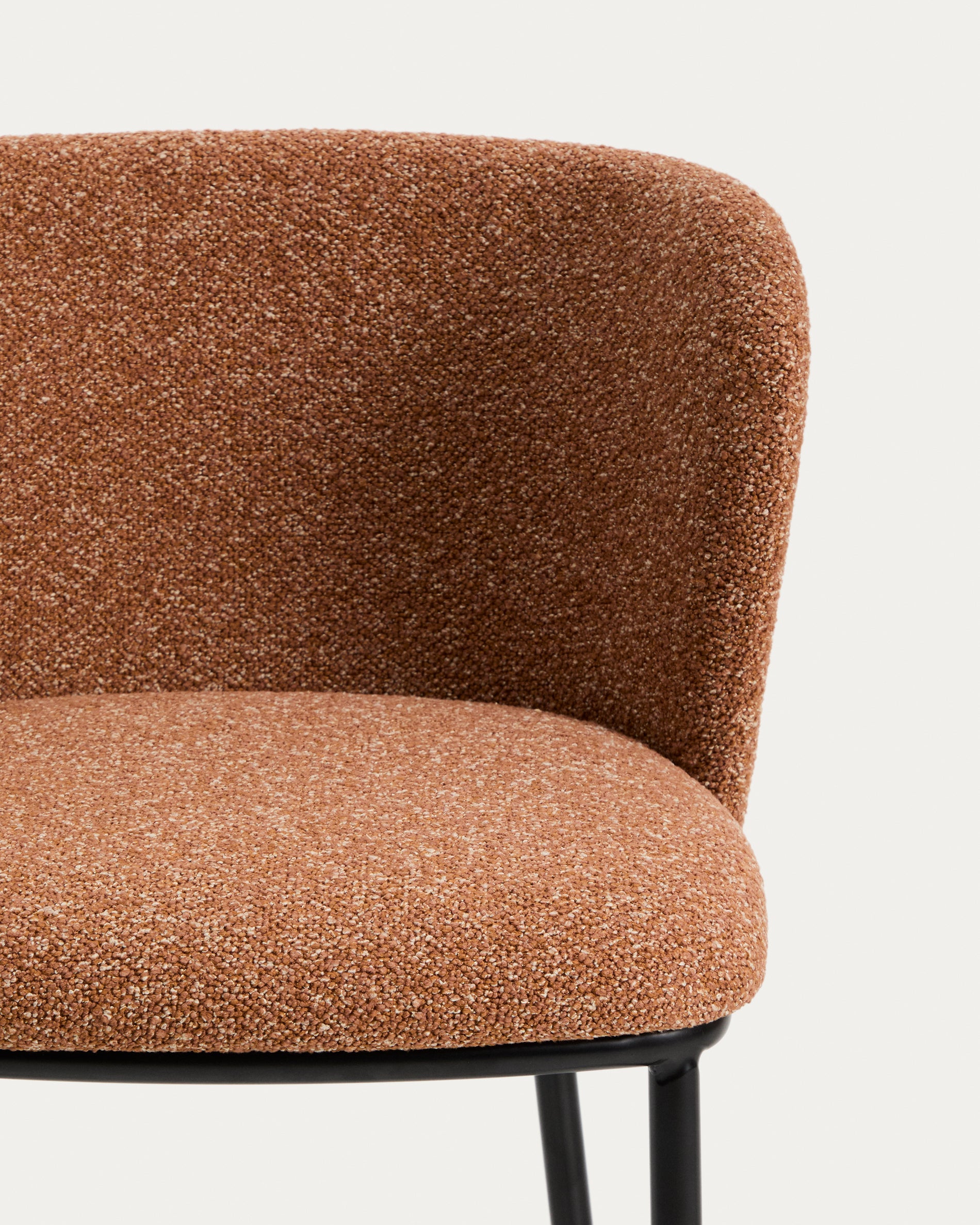 Hocker Ciselia in dicker, terrakottafarbener Chenille mit Stahlbeinen mit schwarzem Finish, FSC Mix Credit, 75 cm in Terrakotta präsentiert im Onlineshop von KAQTU Design AG. Barstuhl ist von Kave Home