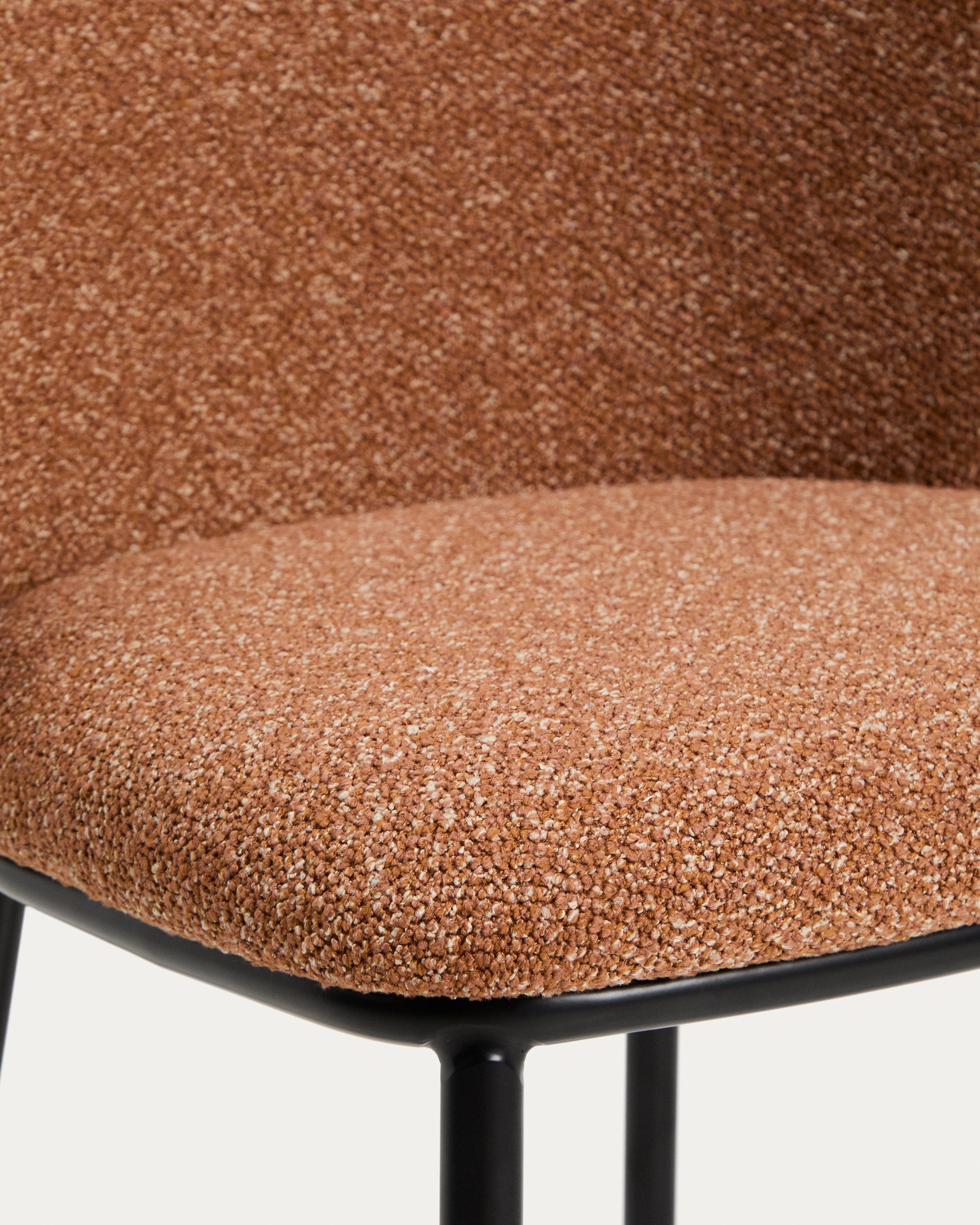 Hocker Ciselia in dicker, terrakottafarbener Chenille mit Stahlbeinen mit schwarzem Finish, FSC Mix Credit, 75 cm in Terrakotta präsentiert im Onlineshop von KAQTU Design AG. Barstuhl ist von Kave Home