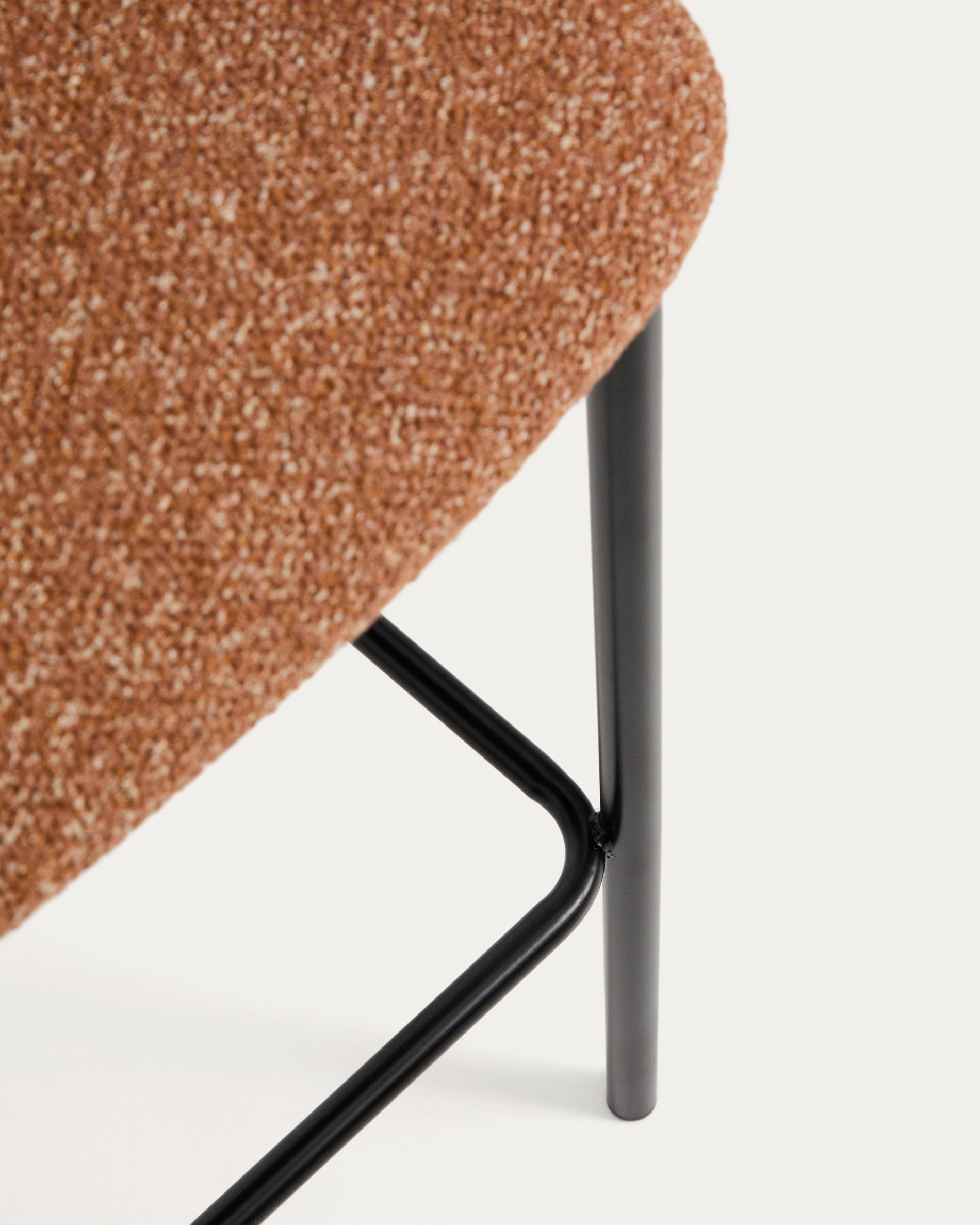 Hocker Ciselia in dicker, terrakottafarbener Chenille mit Stahlbeinen mit schwarzem Finish, FSC Mix Credit, 75 cm in Terrakotta präsentiert im Onlineshop von KAQTU Design AG. Barstuhl ist von Kave Home