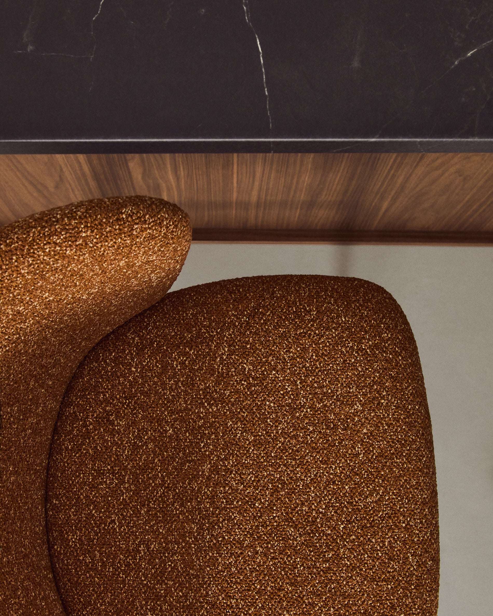 Hocker Ciselia in dicker, terrakottafarbener Chenille mit Stahlbeinen mit schwarzem Finish, FSC Mix Credit, 75 cm in Terrakotta präsentiert im Onlineshop von KAQTU Design AG. Barstuhl ist von Kave Home