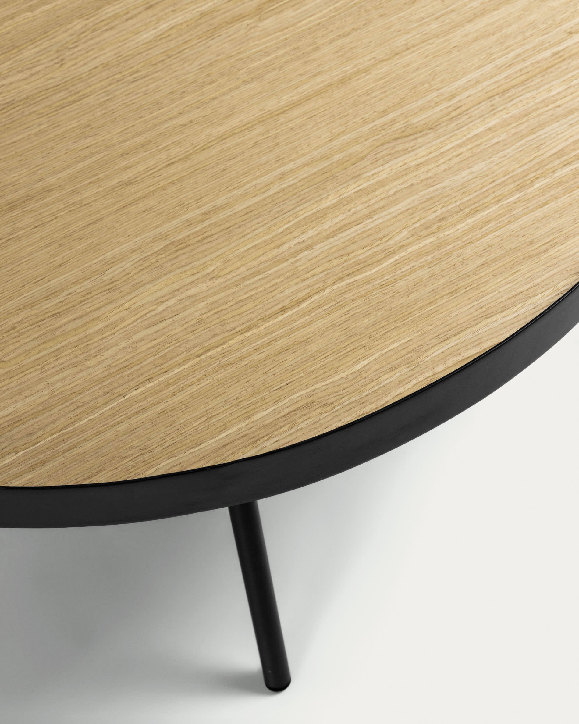 Moderner Nenet Couchtisch von Kave Home mit 84 cm Durchmesser, MDF in Eicheneffekt und schwarzem Stahlgestell – ideal für stilvolle Wohnzimmer.