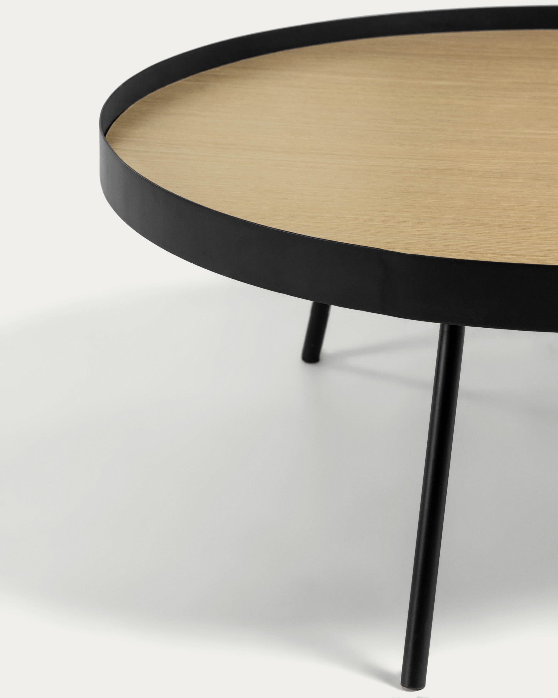 Eleganter Nenet Couchtisch von Kave Home mit 84 cm Durchmesser. MDF im Eicheneffekt und robustes Stahlgestell in Schwarz – perfekt für jedes Wohnzimmer.