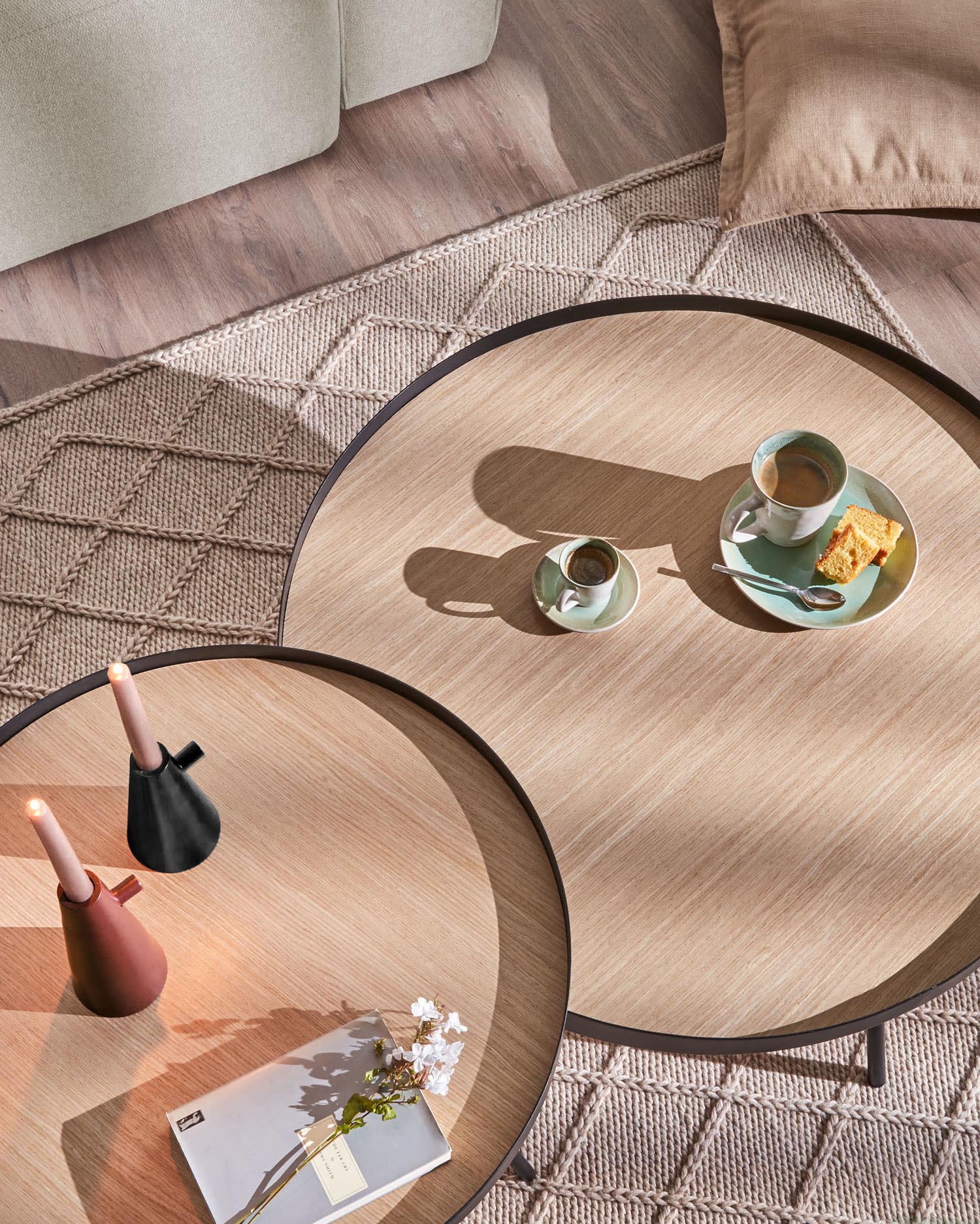 Moderner Couchtisch mit Eichenoptik und schwarzem Stahlgestell, Ø 84 cm, ideal für stilvolle Wohnräume.