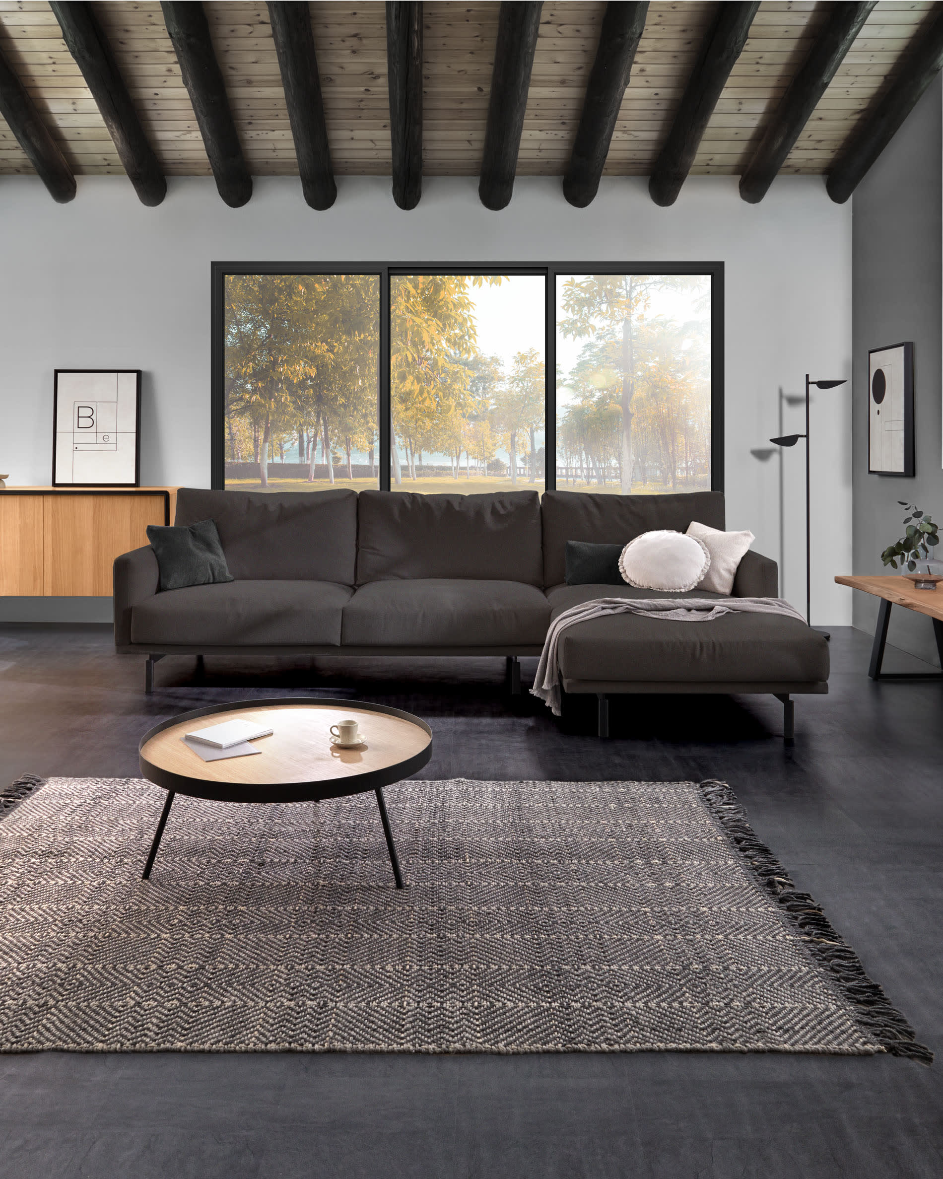 Eleganter Couchtisch mit MDF-Tischplatte in Eicheneffekt und schwarzem Stahlgestell, Ø 84 cm, perfekt für moderne Wohnräume.