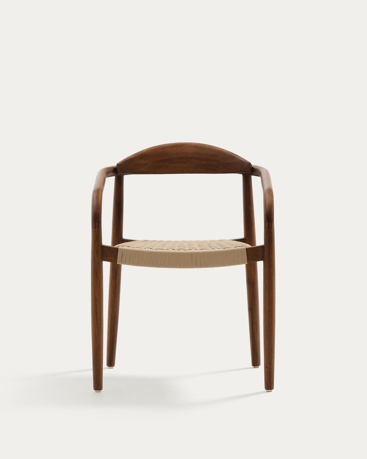 Stapelbarer Stuhl Nina aus massivem Akazienholz mit Nussbaum-Finish und beigem Seil FSC 100% in Natur, Beige präsentiert im Onlineshop von KAQTU Design AG. Gartenstuhl mit Armlehnen ist von Kave Home