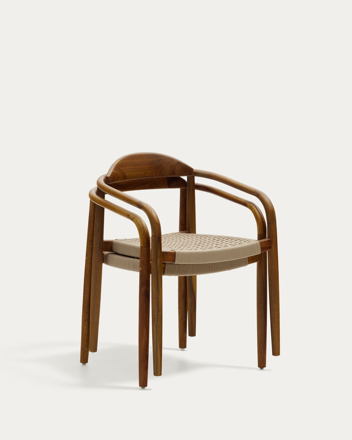 Stapelbarer Stuhl Nina aus massivem Akazienholz mit Nussbaum-Finish und beigem Seil FSC 100% in Natur, Beige präsentiert im Onlineshop von KAQTU Design AG. Gartenstuhl mit Armlehnen ist von Kave Home