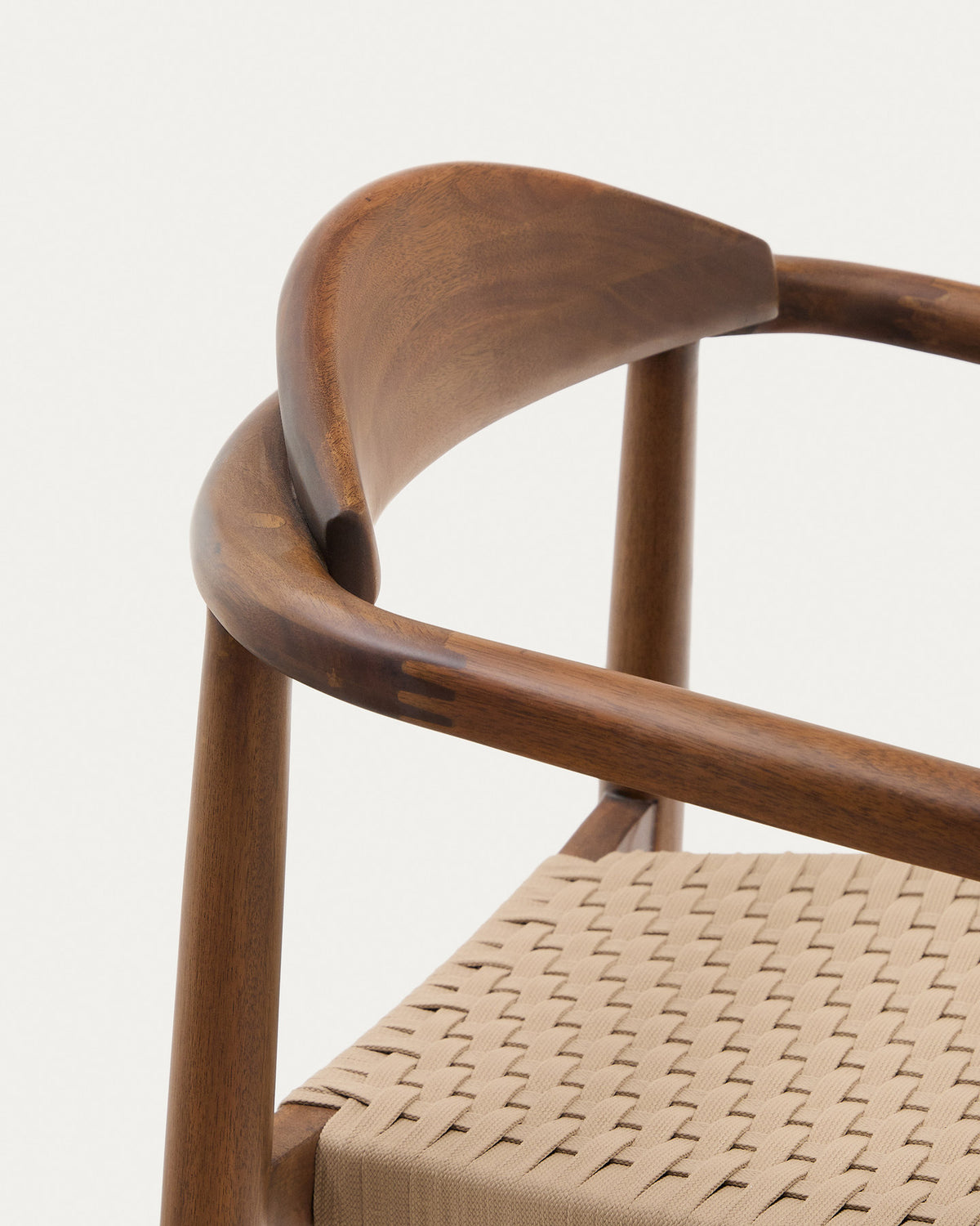 Stapelbarer Stuhl Nina aus massivem Akazienholz mit Nussbaum-Finish und beigem Seil FSC 100% in Natur, Beige präsentiert im Onlineshop von KAQTU Design AG. Gartenstuhl mit Armlehnen ist von Kave Home