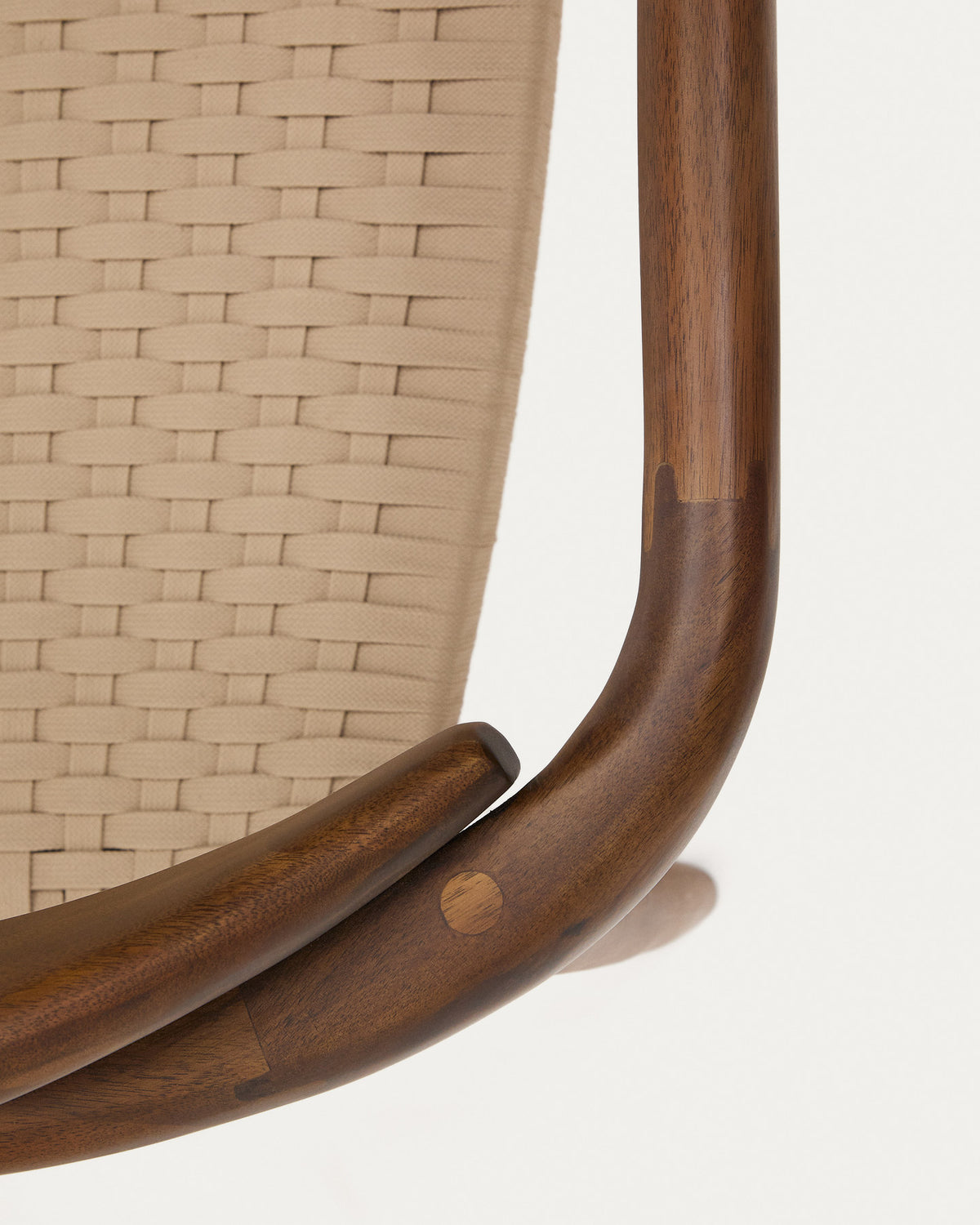 Stapelbarer Stuhl Nina aus massivem Akazienholz mit Nussbaum-Finish und beigem Seil FSC 100% in Natur, Beige präsentiert im Onlineshop von KAQTU Design AG. Gartenstuhl mit Armlehnen ist von Kave Home