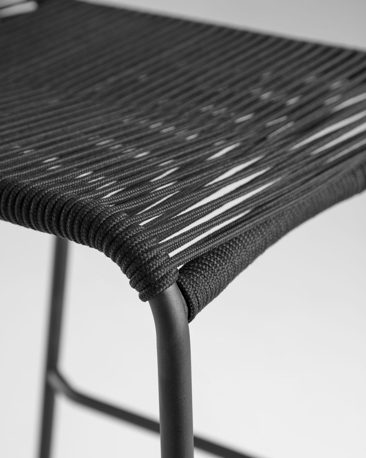 Lambton stapelbarer Hocker aus schwarzem Seil und Stahl mit schwarzem Finish Höhe 74 cm in Schwarz präsentiert im Onlineshop von KAQTU Design AG. Outdoor-Barstuhl ist von Kave Home