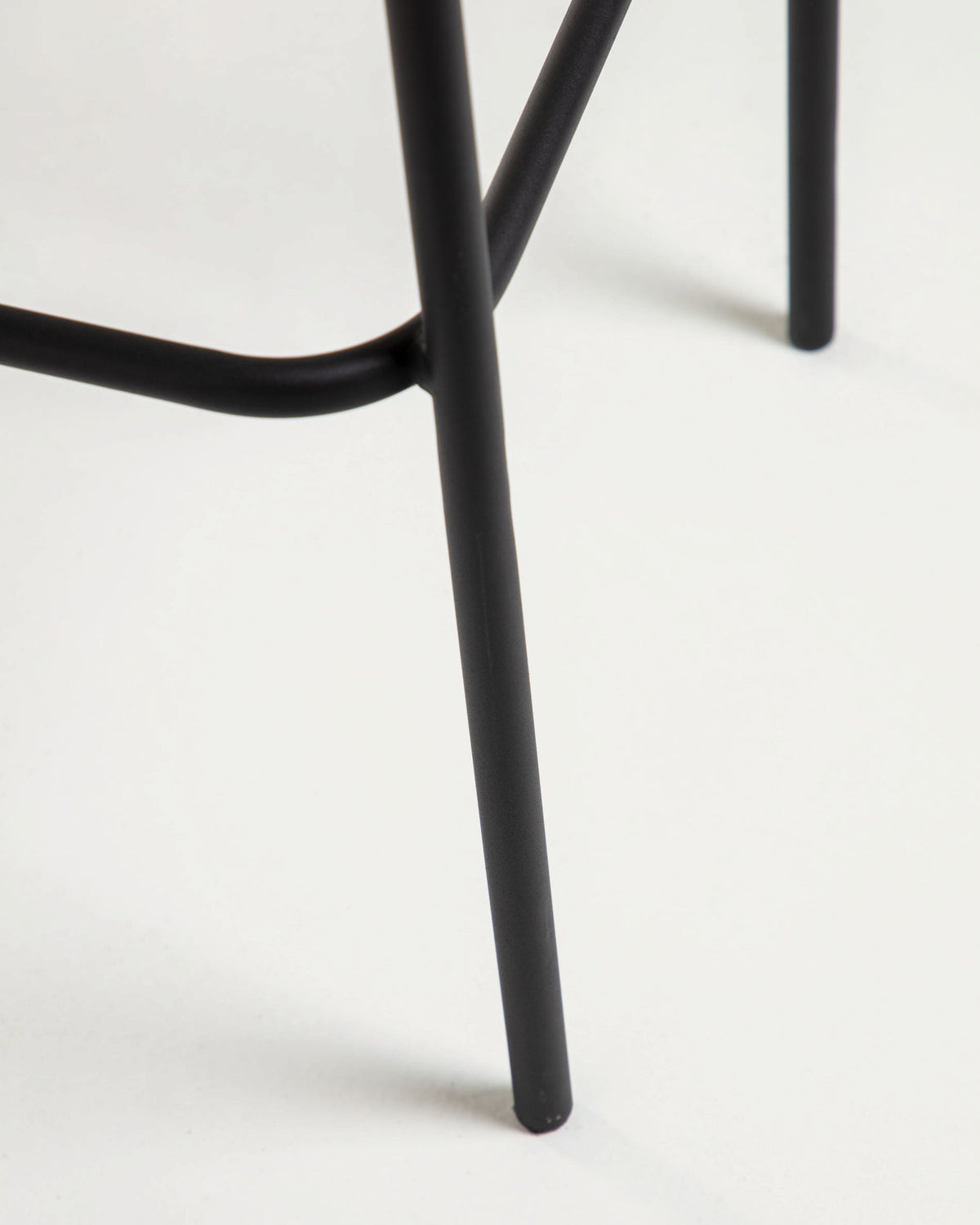 Lambton stapelbarer Hocker aus schwarzem Seil und Stahl mit schwarzem Finish Höhe 74 cm in Schwarz präsentiert im Onlineshop von KAQTU Design AG. Outdoor-Barstuhl ist von Kave Home