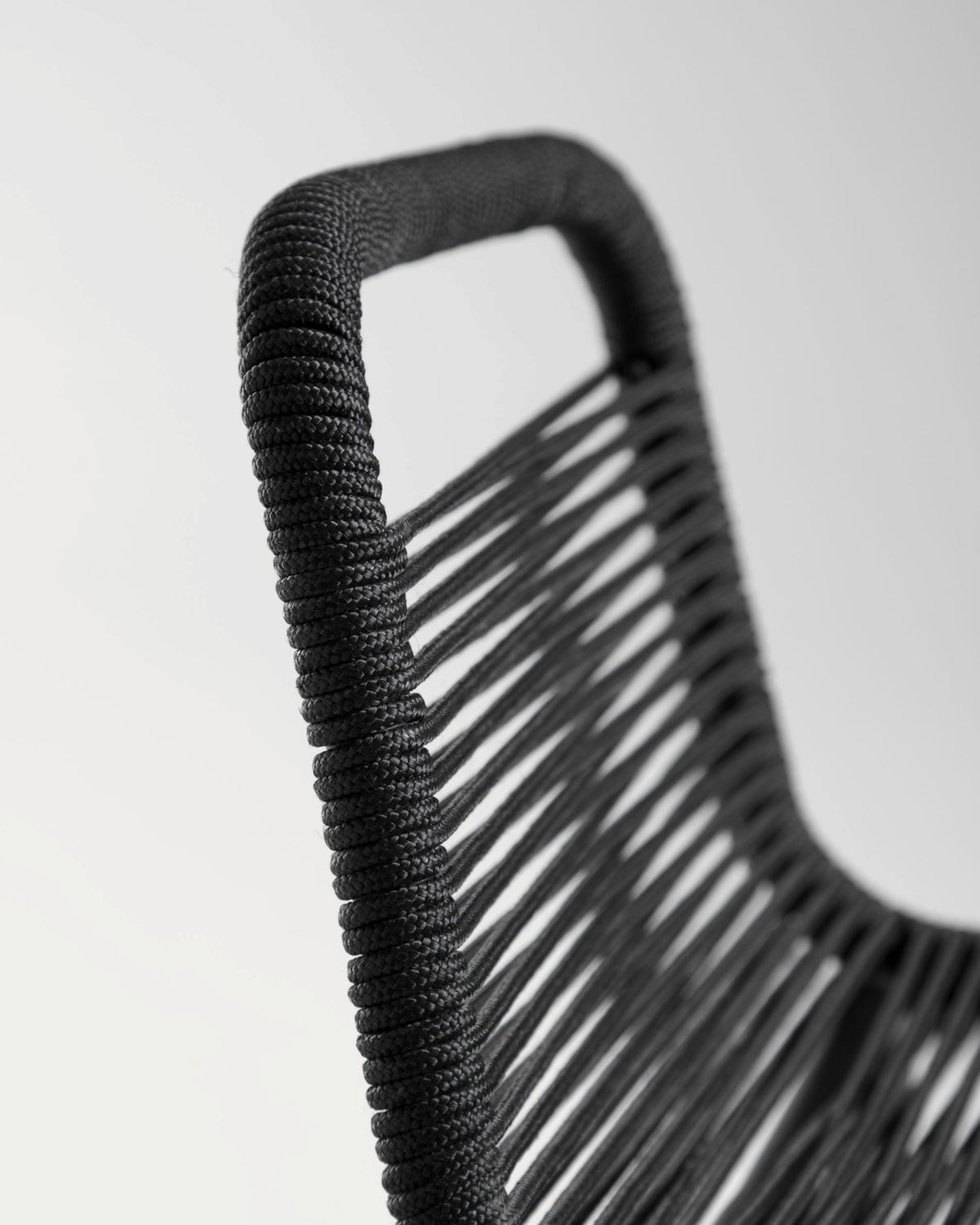 Lambton stapelbarer Hocker aus schwarzem Seil und Stahl mit schwarzem Finish Höhe 62 cm in Schwarz präsentiert im Onlineshop von KAQTU Design AG. Outdoor-Barstuhl ist von Kave Home