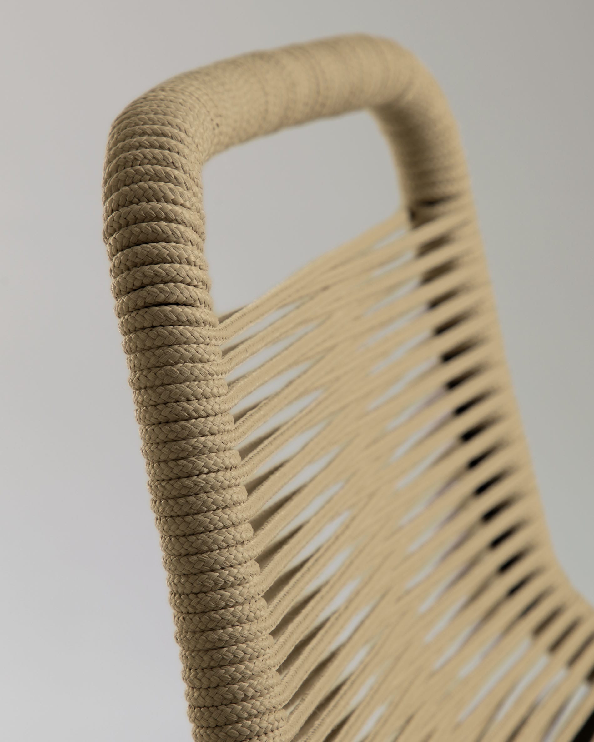 Stylischer Lambton Hocker von Kave Home, 62 cm hoch, gefertigt aus wetterfestem braunem Seil und stabilem Stahl mit elegantem schwarzem Finish – ideal für Garten und Terrasse.