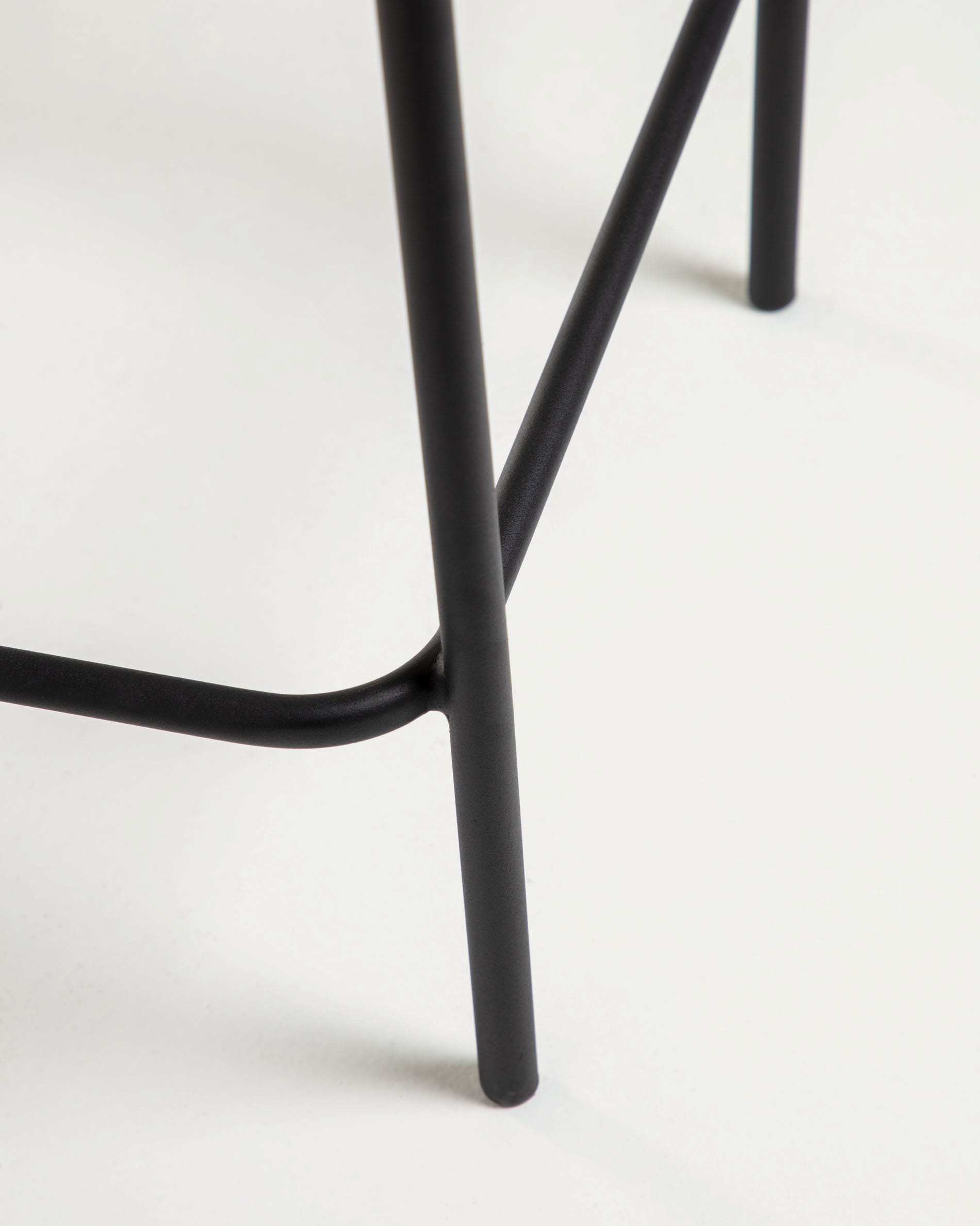 Entdecken Sie den Lambton Hocker von Kave Home: 62 cm hoch, aus robustem braunem Seil und stabilem Stahl mit modernem schwarzem Finish – perfekt für Ihren Außenbereich.