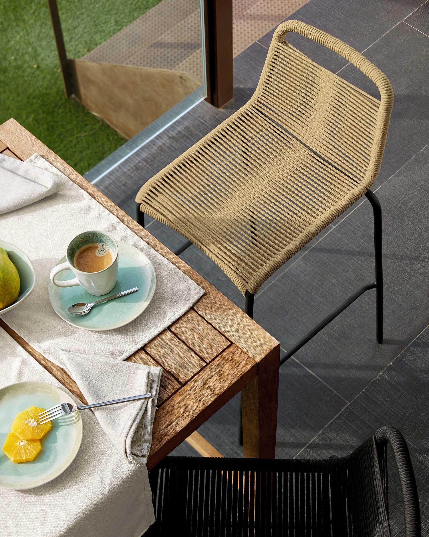 Moderner Lambton Hocker aus braunem Seil und schwarzem Stahl, 62 cm hoch, ideal für stilvolle Wohnräume.