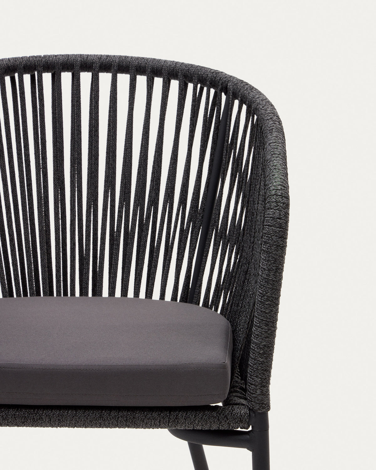 Yanet Stuhl aus Seil in Schwarz mit Beinen aus verzinktem Stahl in Schwarz, Grau präsentiert im Onlineshop von KAQTU Design AG. Gartenstuhl mit Armlehnen ist von Kave Home