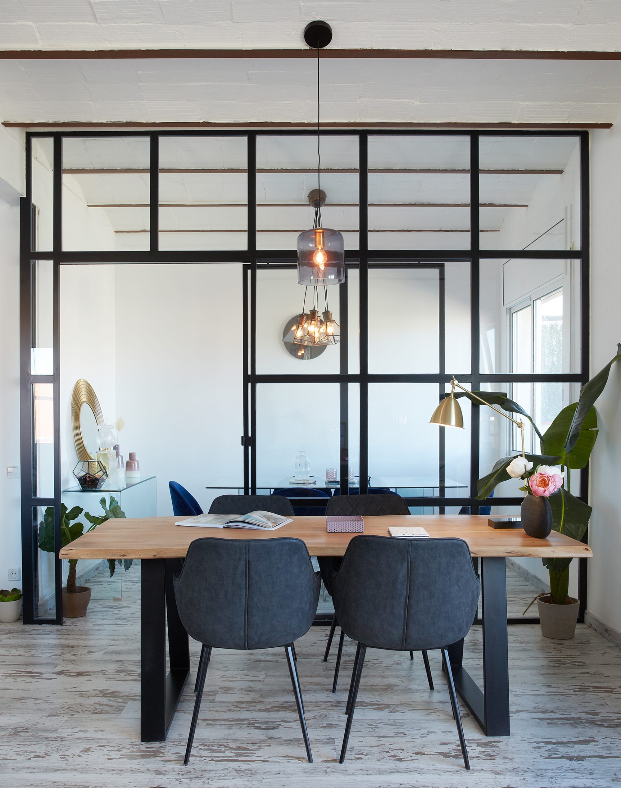 Moderner Alaia Tisch aus Akazienholz, 180x90 cm, mit stabilen schwarzen Stahlbeinen, perfekt für stilvolle Esszimmer.