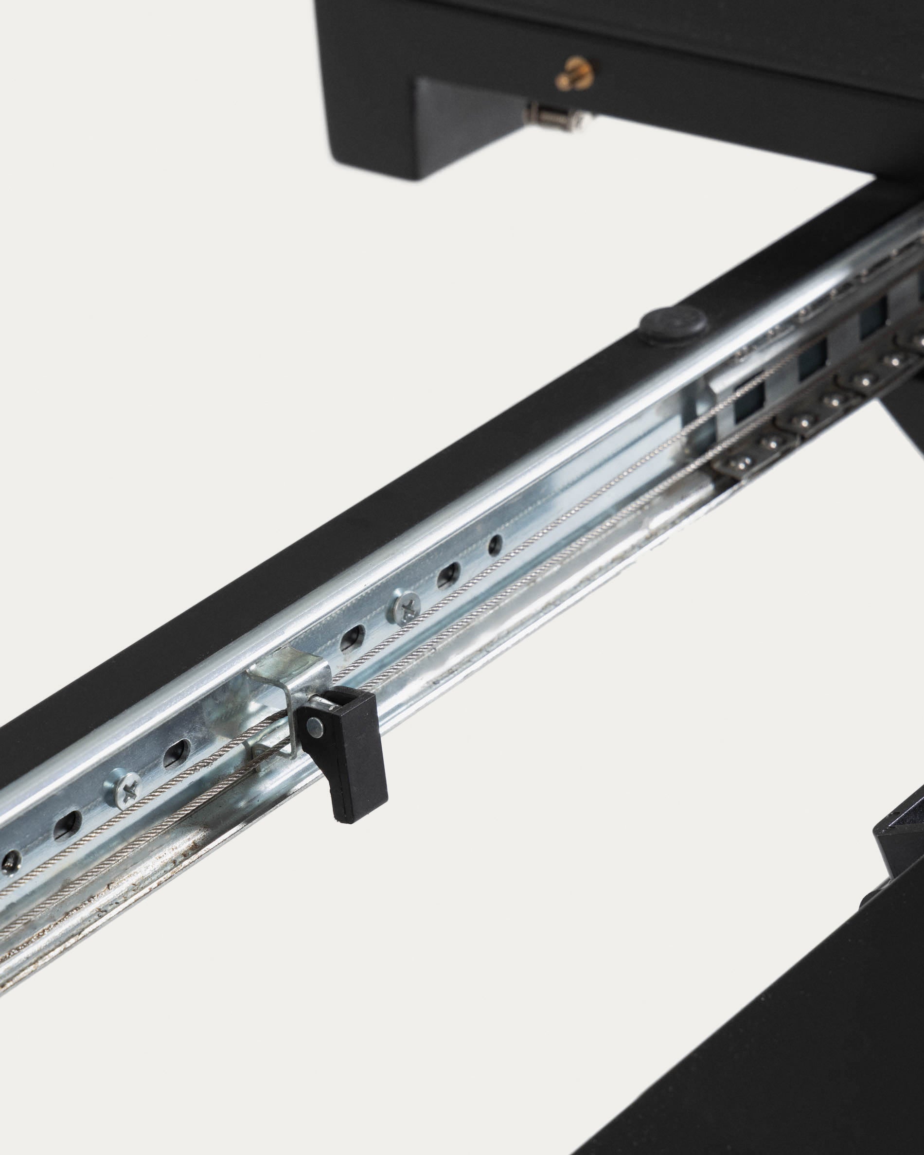 Entdecke den stilvollen Vashti Ausziehtisch von Kave Home: runder Tisch mit stabiler Glasplatte, erweiterbar auf 160 cm, ideal für jedes Fest.