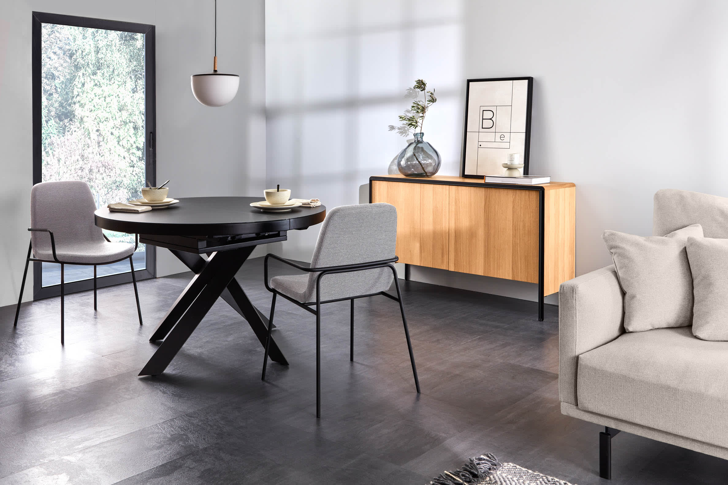 Moderner runder Ausziehtisch mit Glasplatte und schwarzen Stahlbeinen, Ø 120-160 cm, ideal für stilvolle Esszimmer.