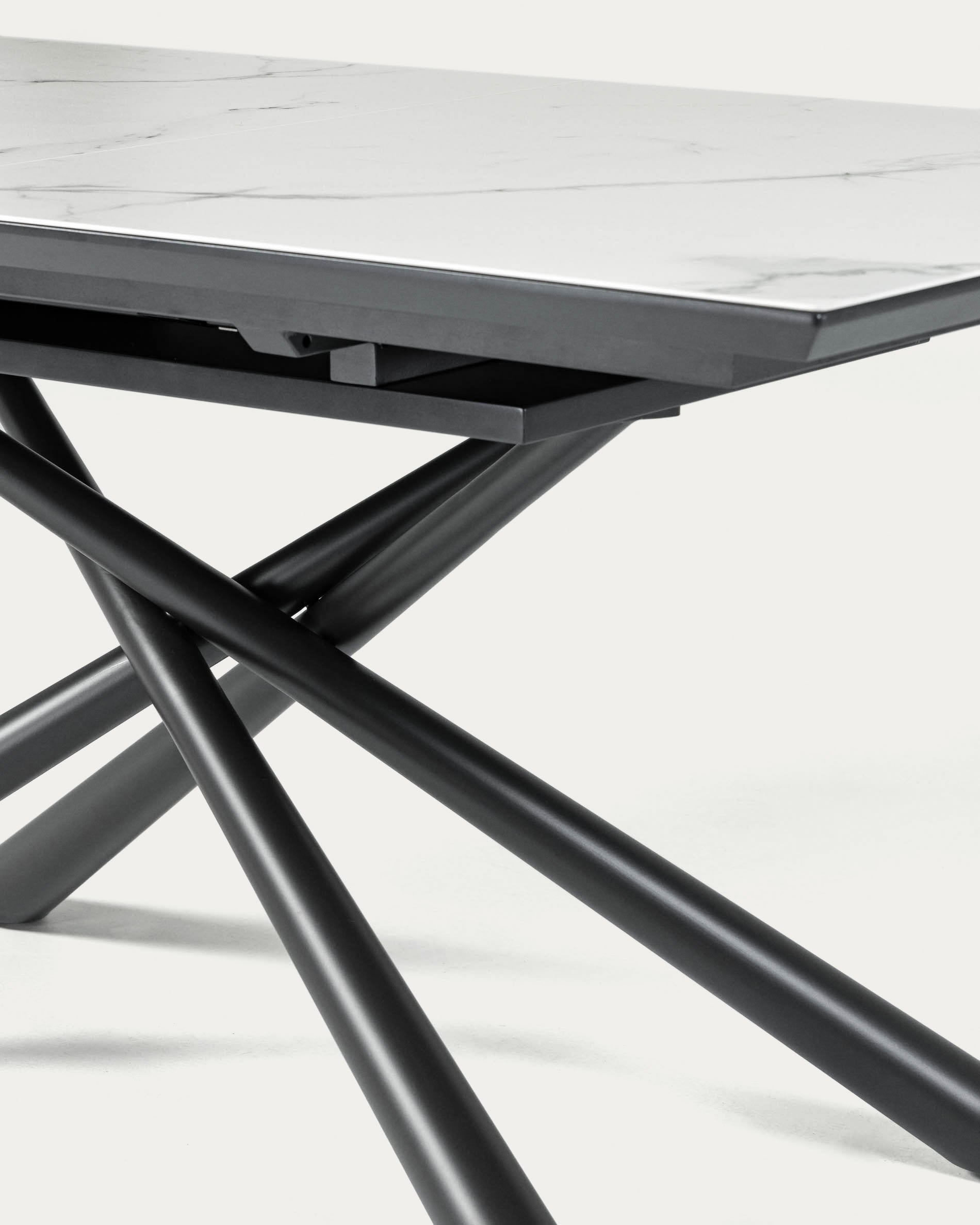 Moderner, ausziehbarer Tisch mit eleganter Weiss Feinsteinzeugplatte und stabilen schwarzen Stahlbeinen, perfekt für gesellige Anlässe.