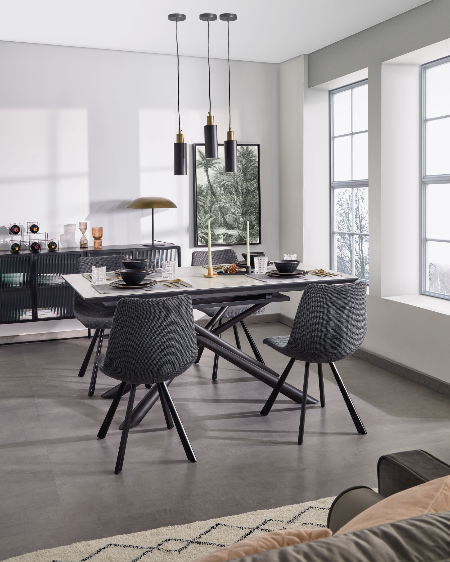 Eleganter ausziehbarer Tisch mit weisser Keramikplatte und schwarzen Stahlbeinen, 160-210 x 90 cm, von Kave Home.