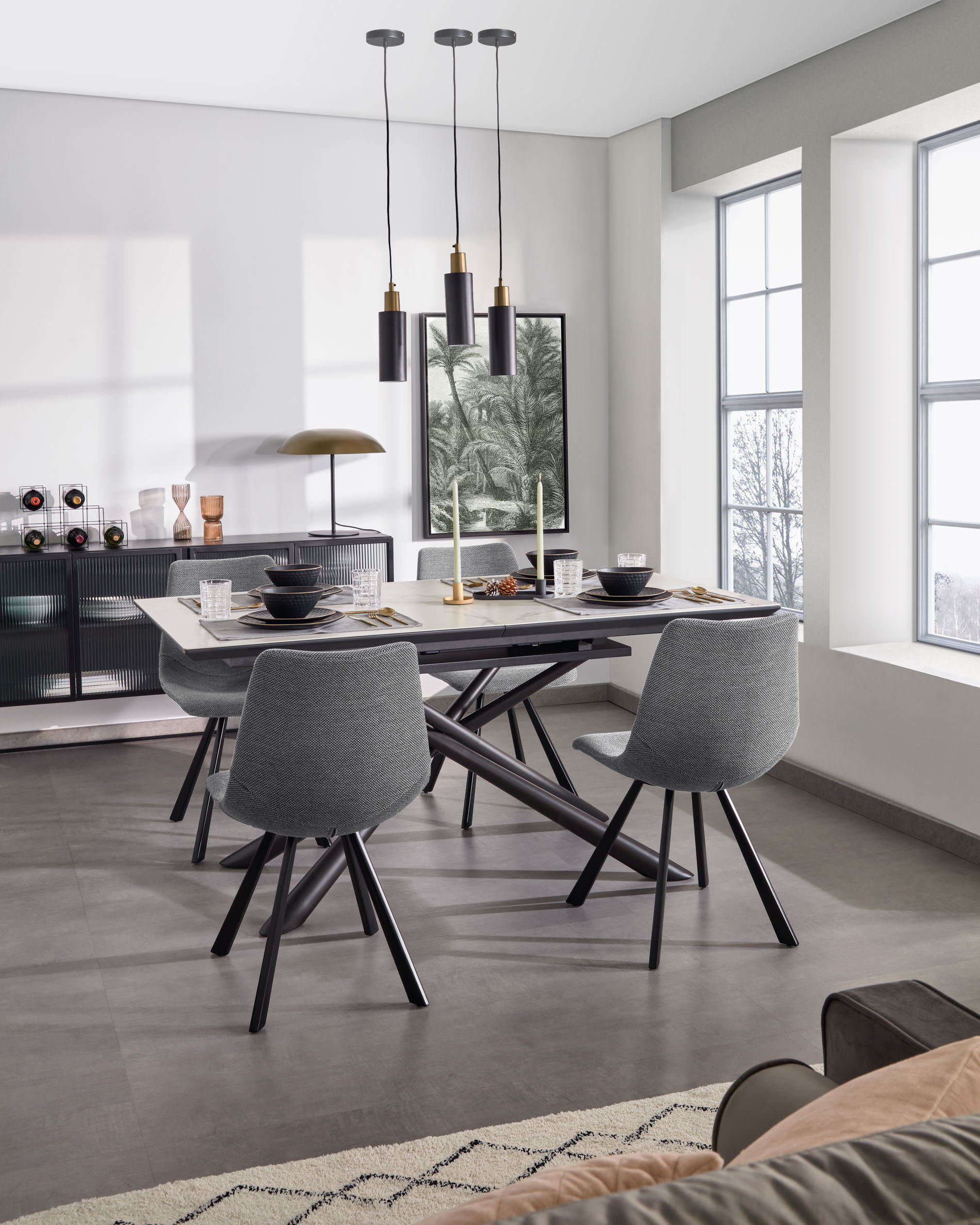 Moderner ausziehbarer Tisch mit weisser Feinsteinzeugplatte und schwarzen Stahlbeinen, 160-210 x 90 cm, von Kave Home.