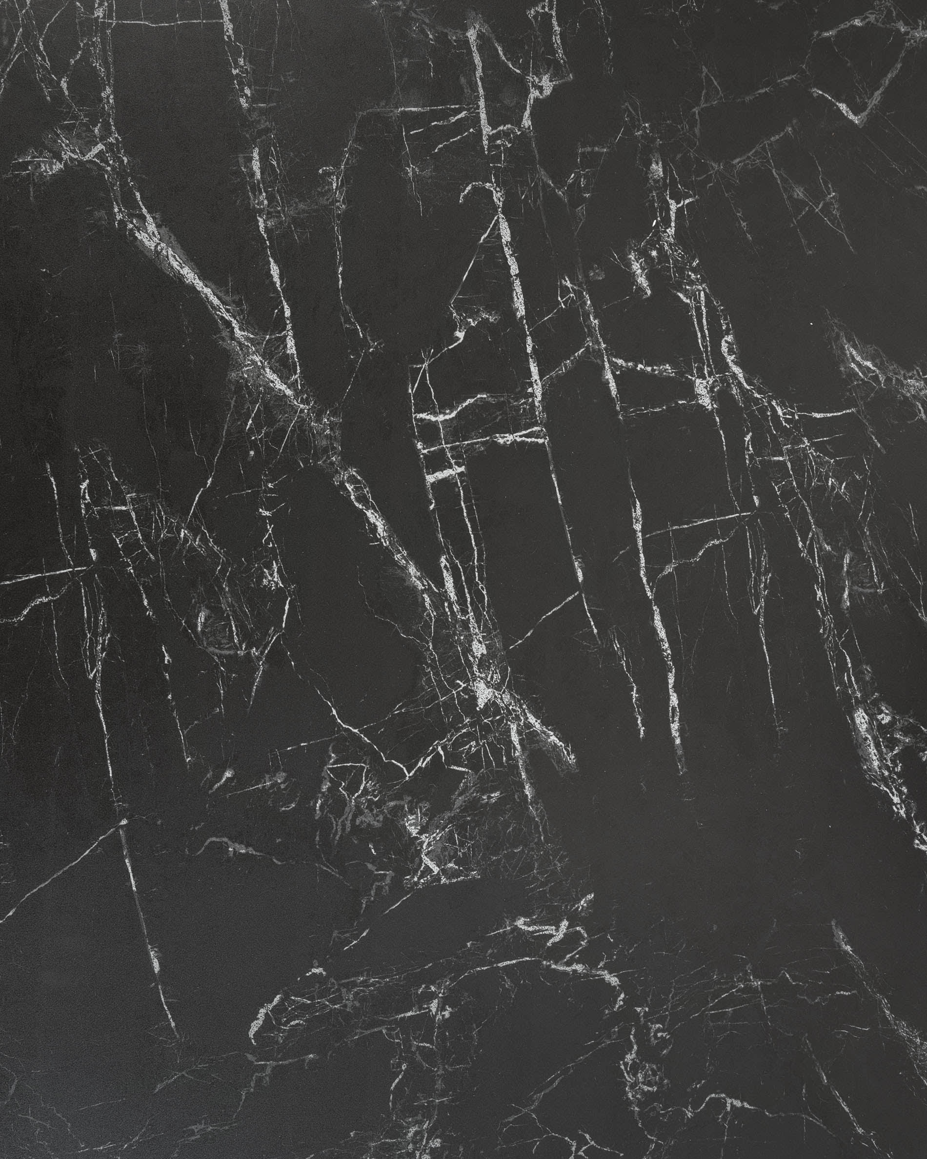 Der Yodalia Tisch von Kave Home bietet eine elegante Feinsteinzeugplatte und stabile Stahlbeine. Ausziehbar von 130 auf 190 cm, perfekt für jedes Esszimmer.