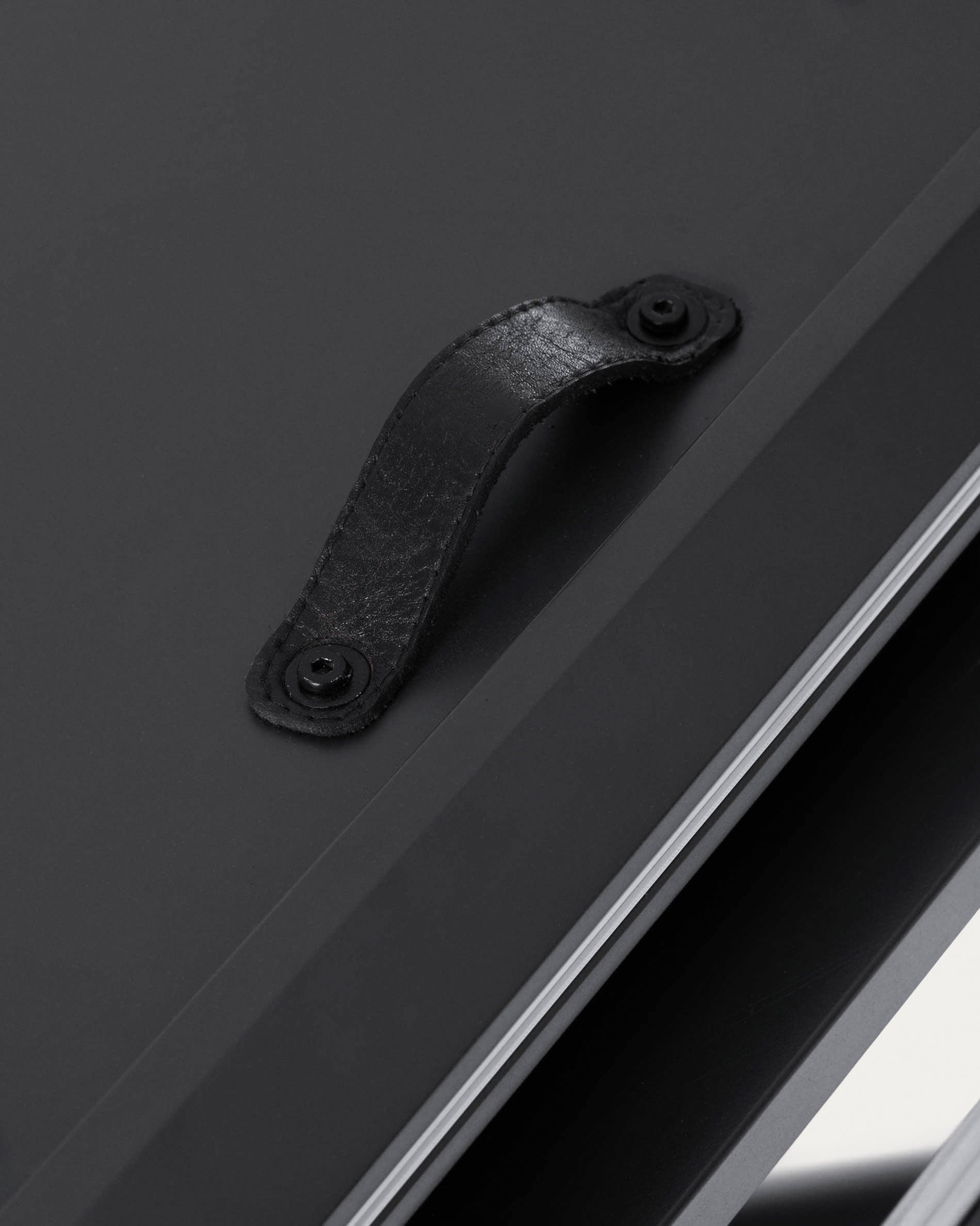 Der Theone Ausziehtisch von Kave Home kombiniert modernes Design mit praktischer Flexibilität. Die elegante Glasplatte und robusten Stahlbeine machen ihn ideal für jeden Anlass.