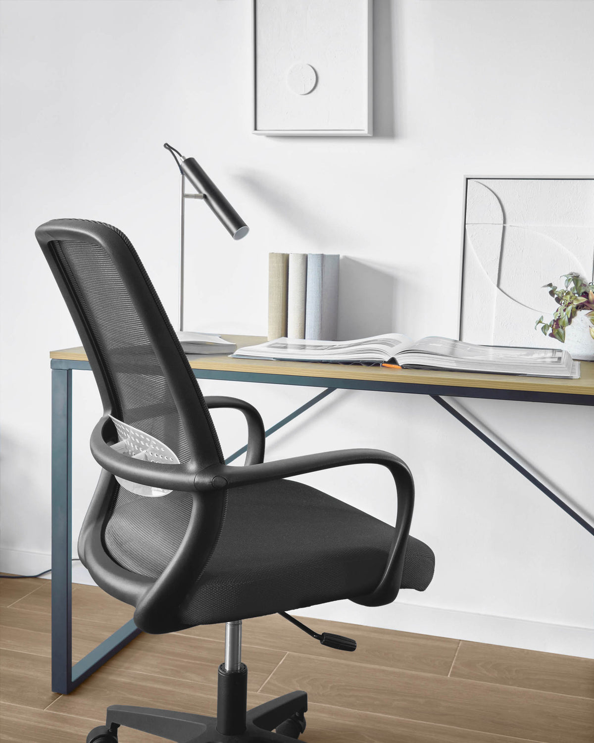 Melva Schreibtischstuhl in Schwarz mit Beinen aus Stahl in Schwarz in Schwarz präsentiert im Onlineshop von KAQTU Design AG. Bürostuhl mit Armlehne ist von Kave Home