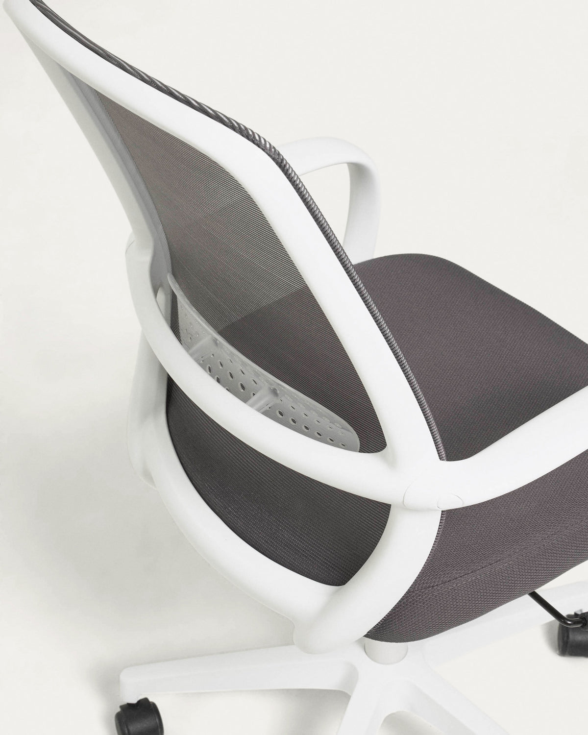 Melva Schreibtischstuhl in Grau mit Beinen aus Stahl in Weiss in Grau, Weiss präsentiert im Onlineshop von KAQTU Design AG. Bürostuhl mit Armlehne ist von Kave Home