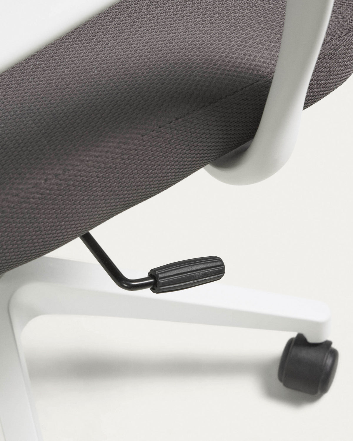 Melva Schreibtischstuhl in Grau mit Beinen aus Stahl in Weiss in Grau, Weiss präsentiert im Onlineshop von KAQTU Design AG. Bürostuhl mit Armlehne ist von Kave Home