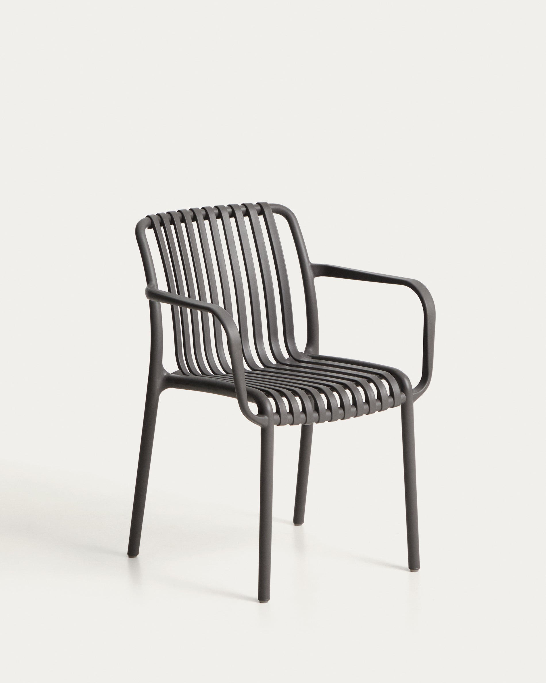 Stapelbarer Outdoor-Stuhl Isabellini in Graphitgrau in Graphit präsentiert im Onlineshop von KAQTU Design AG. Gartenstuhl ist von Kave Home