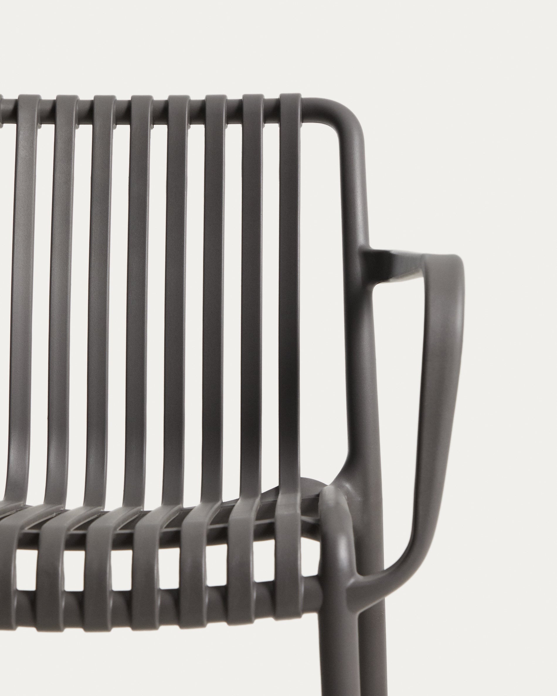 Eleganter stapelbarer Gartenstuhl Isabellini in Graphitgrau, ideal für stilvolle Außenbereiche und entspannte Stunden im Freien.