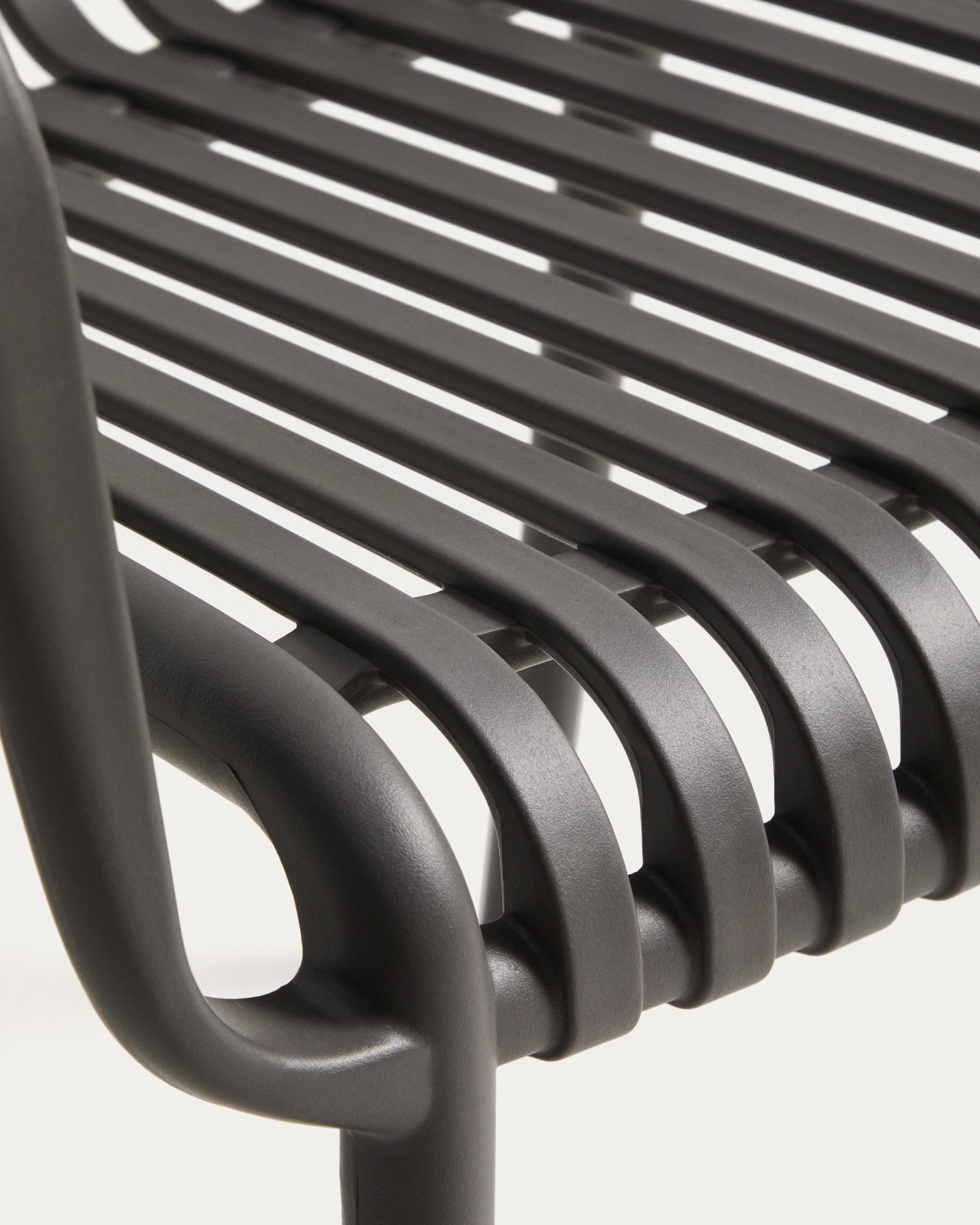 Stapelbarer Outdoor-Stuhl Isabellini in Graphitgrau, perfekt für Garten und Terrasse, vereint Komfort und modernes Design.