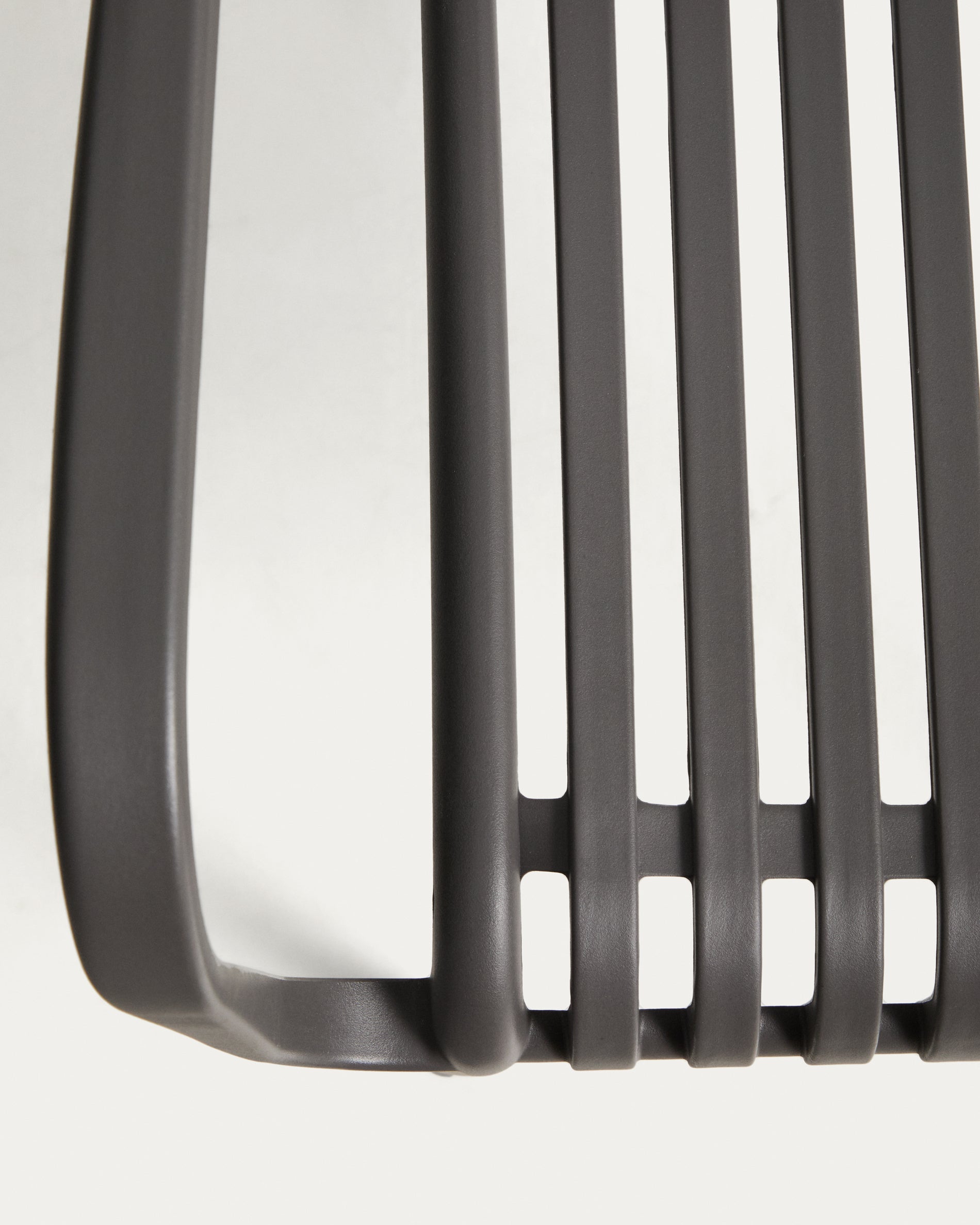Eleganter stapelbarer Gartenstuhl Isabellini in Graphitgrau, ideal für stilvolle Außenbereiche und entspannte Stunden im Freien.