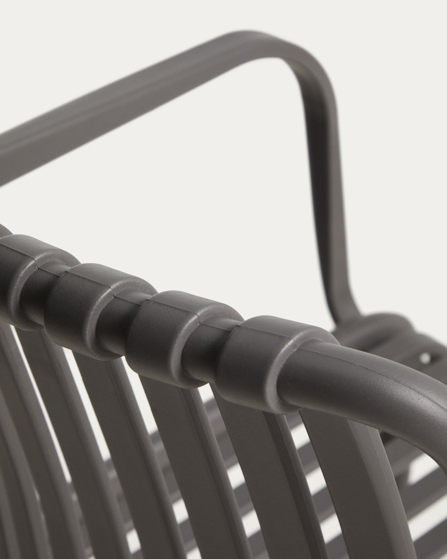 Eleganter stapelbarer Gartenstuhl Isabellini in Graphitgrau, ideal für stilvolle Außenbereiche und entspannte Stunden im Freien.
