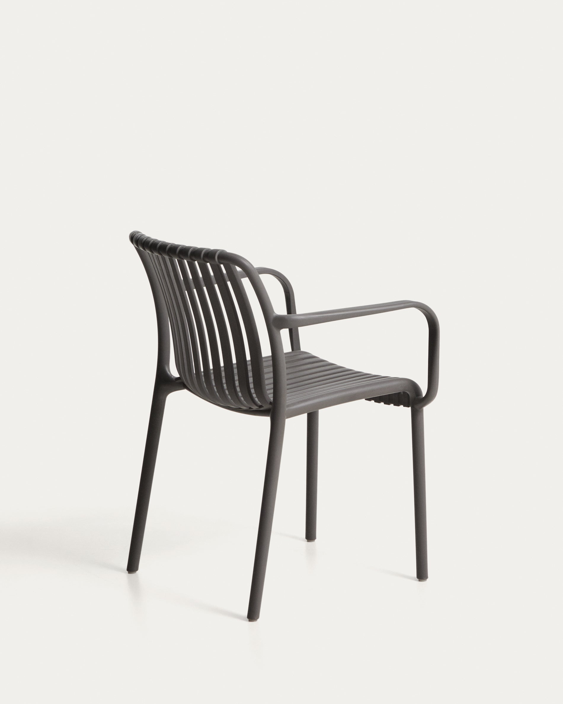 Stapelbarer Outdoor-Stuhl Isabellini in Graphitgrau, perfekt für den Garten, bietet Komfort und modernes Design für jede Terrasse.