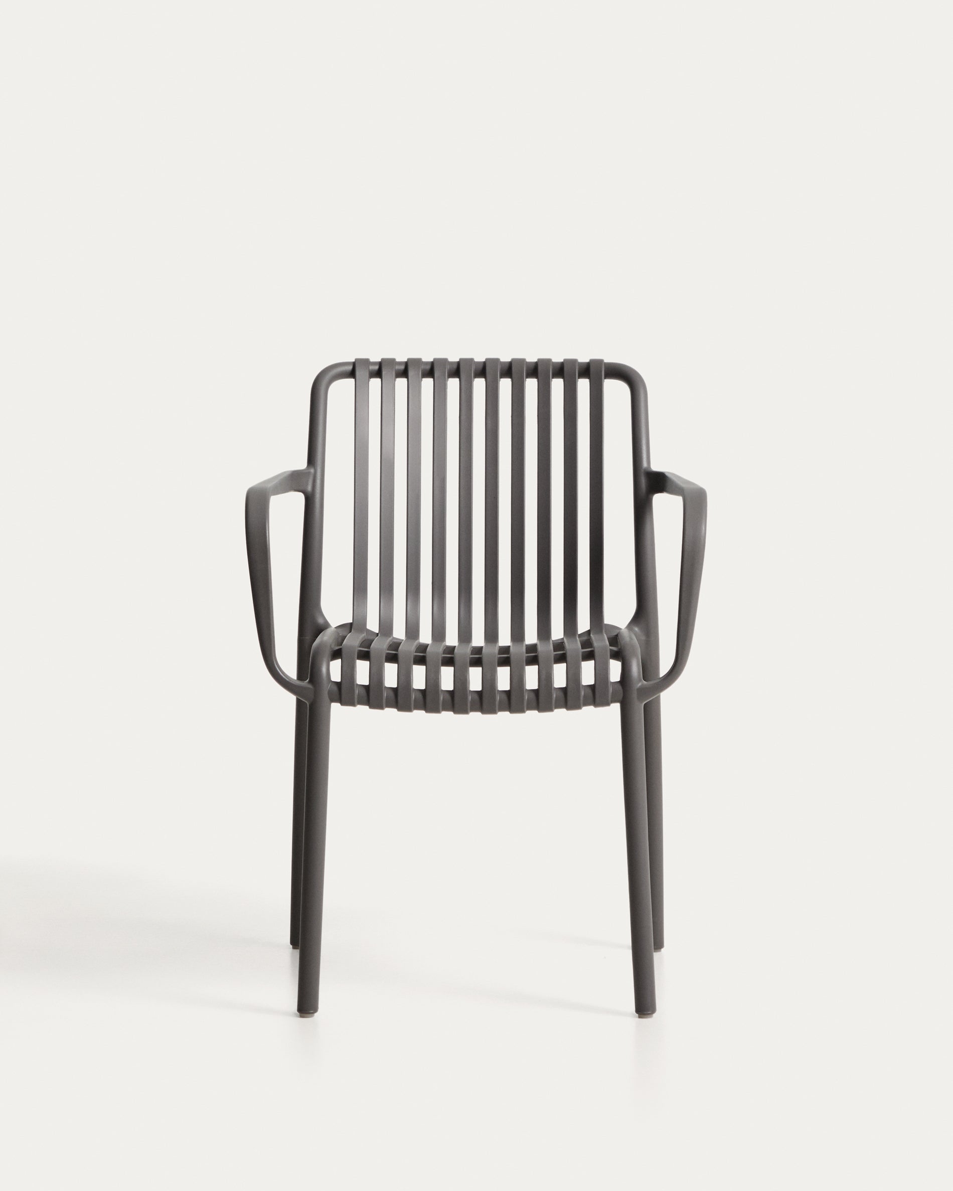 Eleganter stapelbarer Gartenstuhl Isabellini in Graphitgrau, ideal für stilvolle Außenbereiche und entspannte Stunden im Freien.
