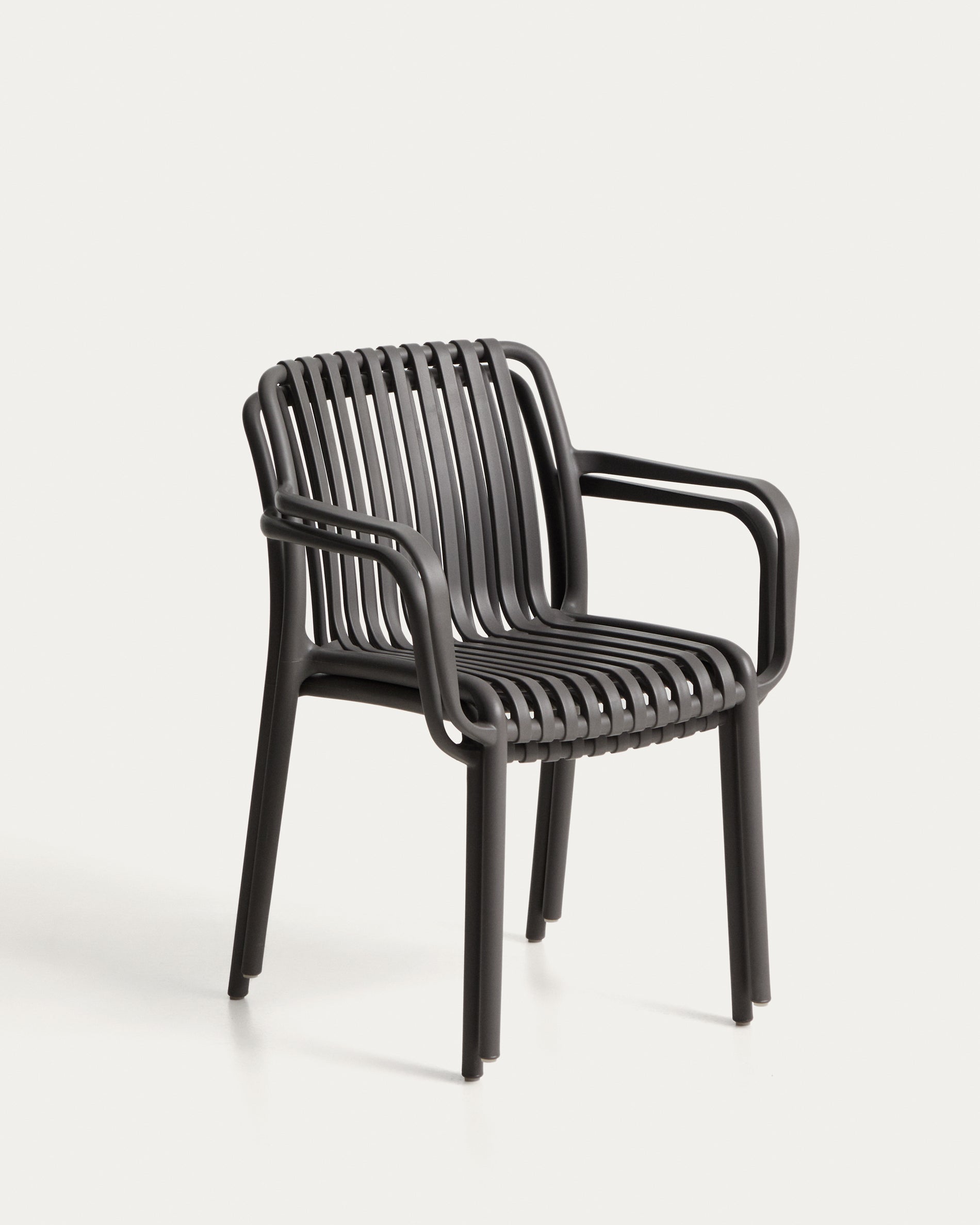 Stapelbarer Outdoor-Stuhl Isabellini in Graphitgrau, perfekt für Garten und Terrasse, vereint Komfort und modernes Design.