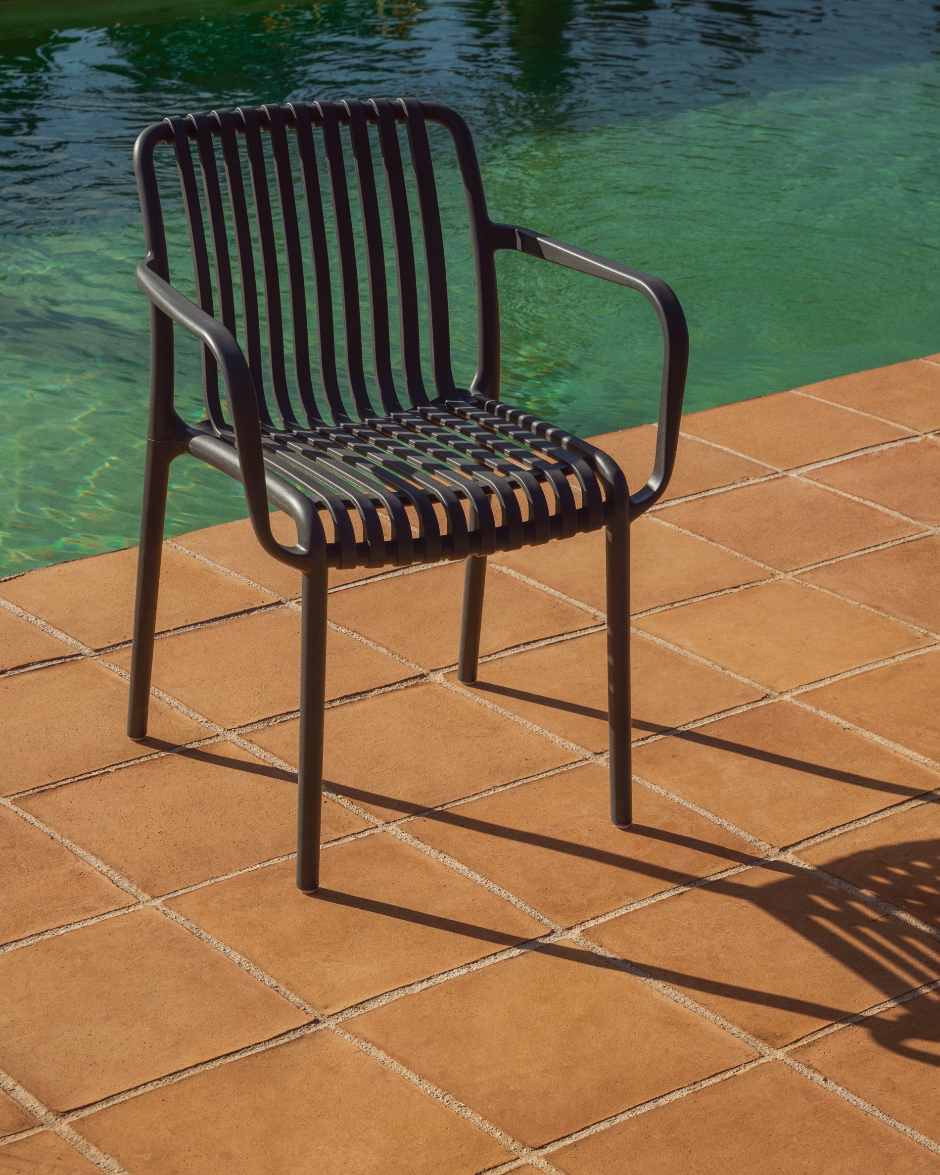 Eleganter stapelbarer Gartenstuhl Isabellini in Graphitgrau, ideal für den Außenbereich, bietet Komfort und modernes Design.