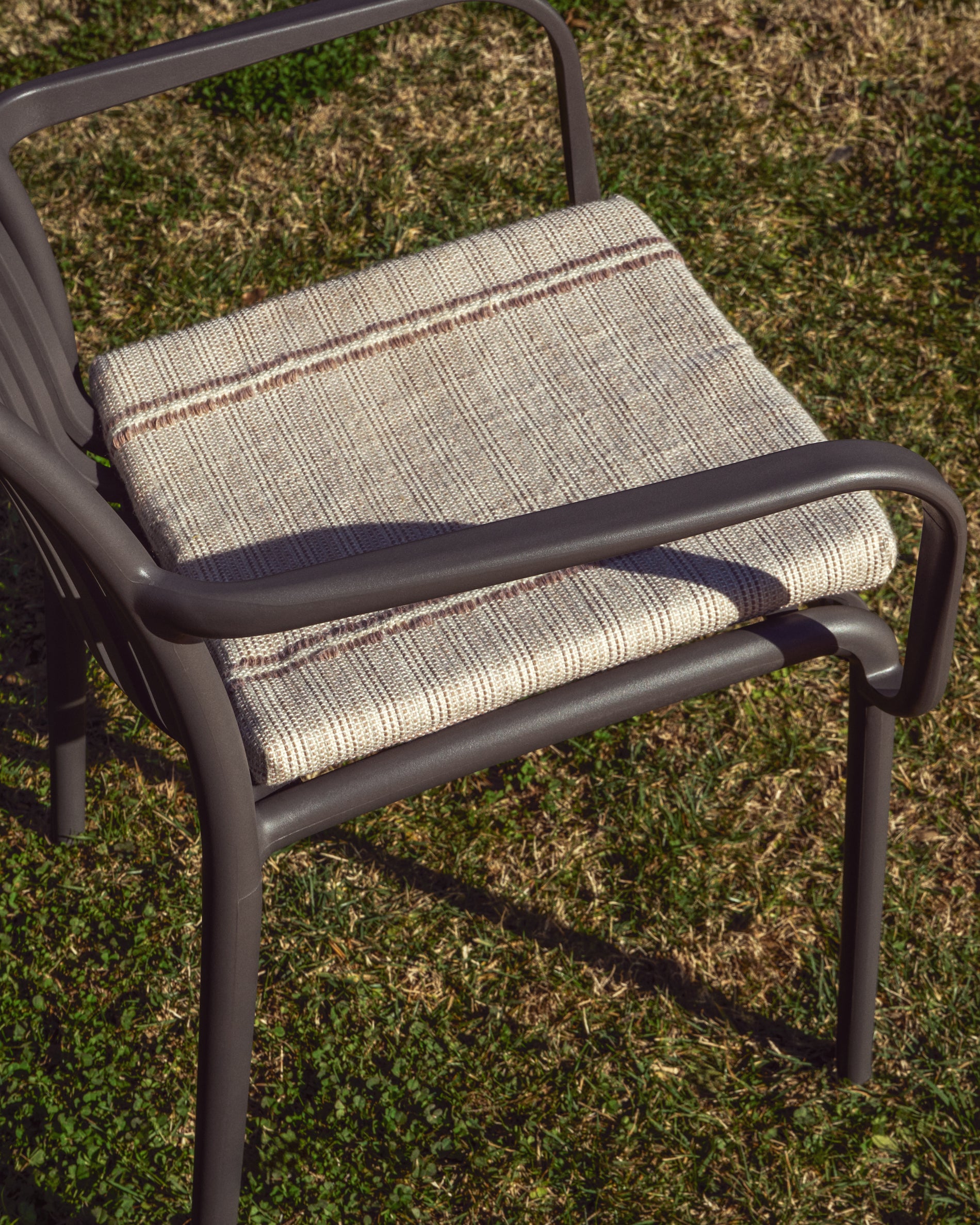 Stapelbarer Outdoor-Stuhl Isabellini in Graphitgrau, perfekt für Garten und Terrasse, vereint Stil und Funktionalität.