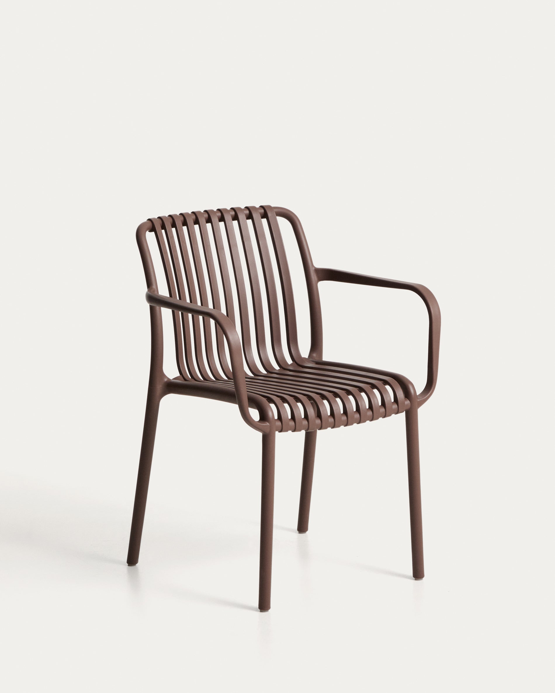 Stapelbarer Outdoor-Stuhl Isabellini in Braun in Braun präsentiert im Onlineshop von KAQTU Design AG. Gartenstuhl ist von Kave Home