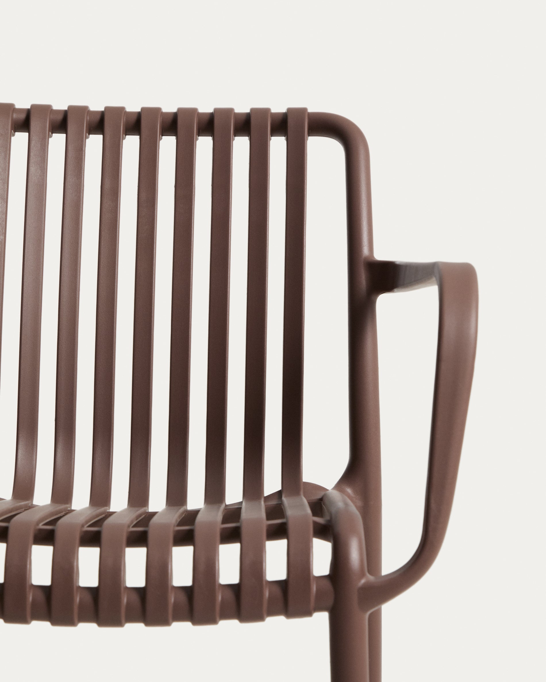 Stapelbarer Outdoor-Stuhl Isabellini in Braun von Kave Home, perfekt für den Garten, bietet Komfort und stilvolles Design für jede Terrasse.