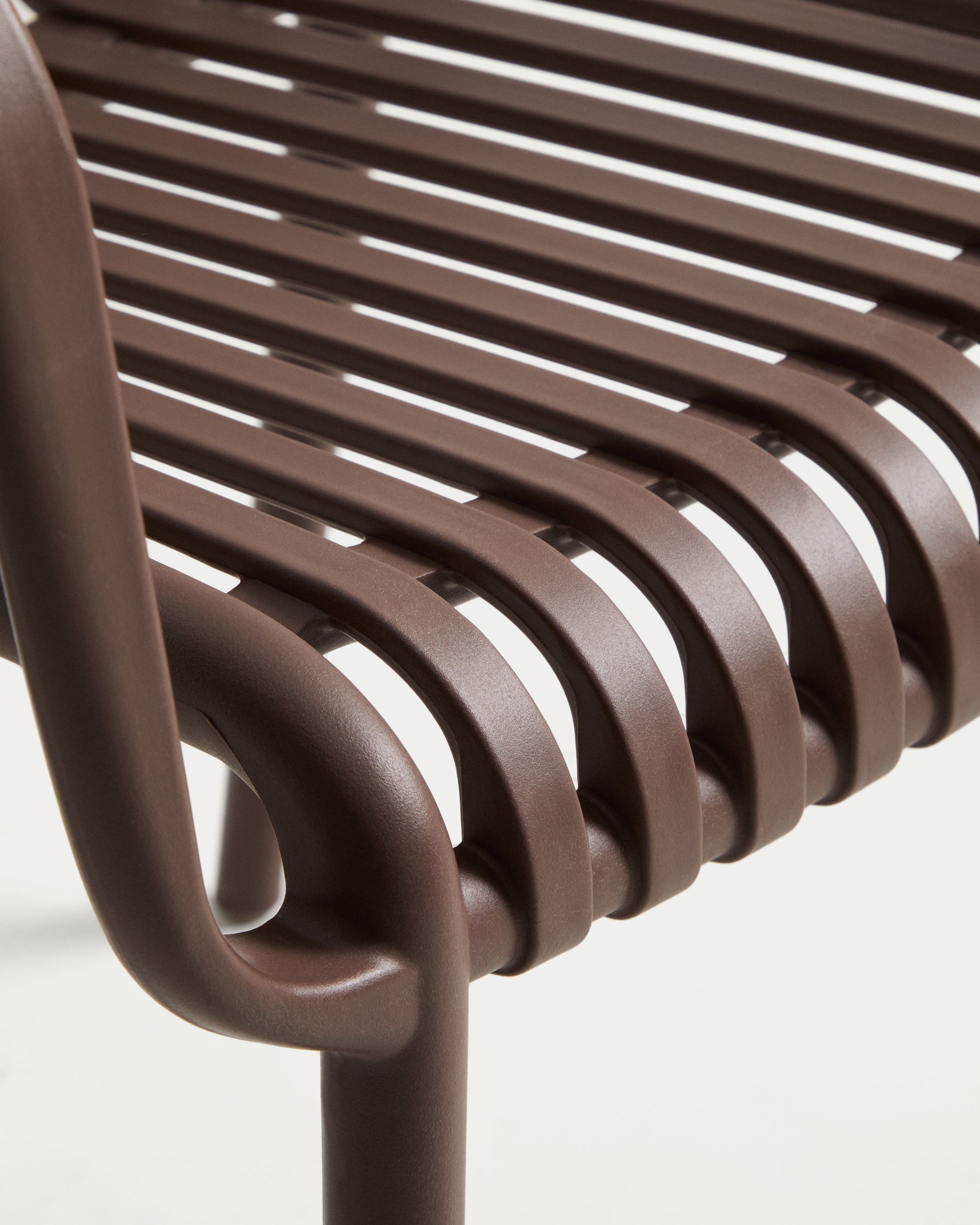 Eleganter, stapelbarer Gartenstuhl Isabellini in warmem Braun, ideal für entspannte Stunden im Freien und stilvolle Terrassengestaltung.
