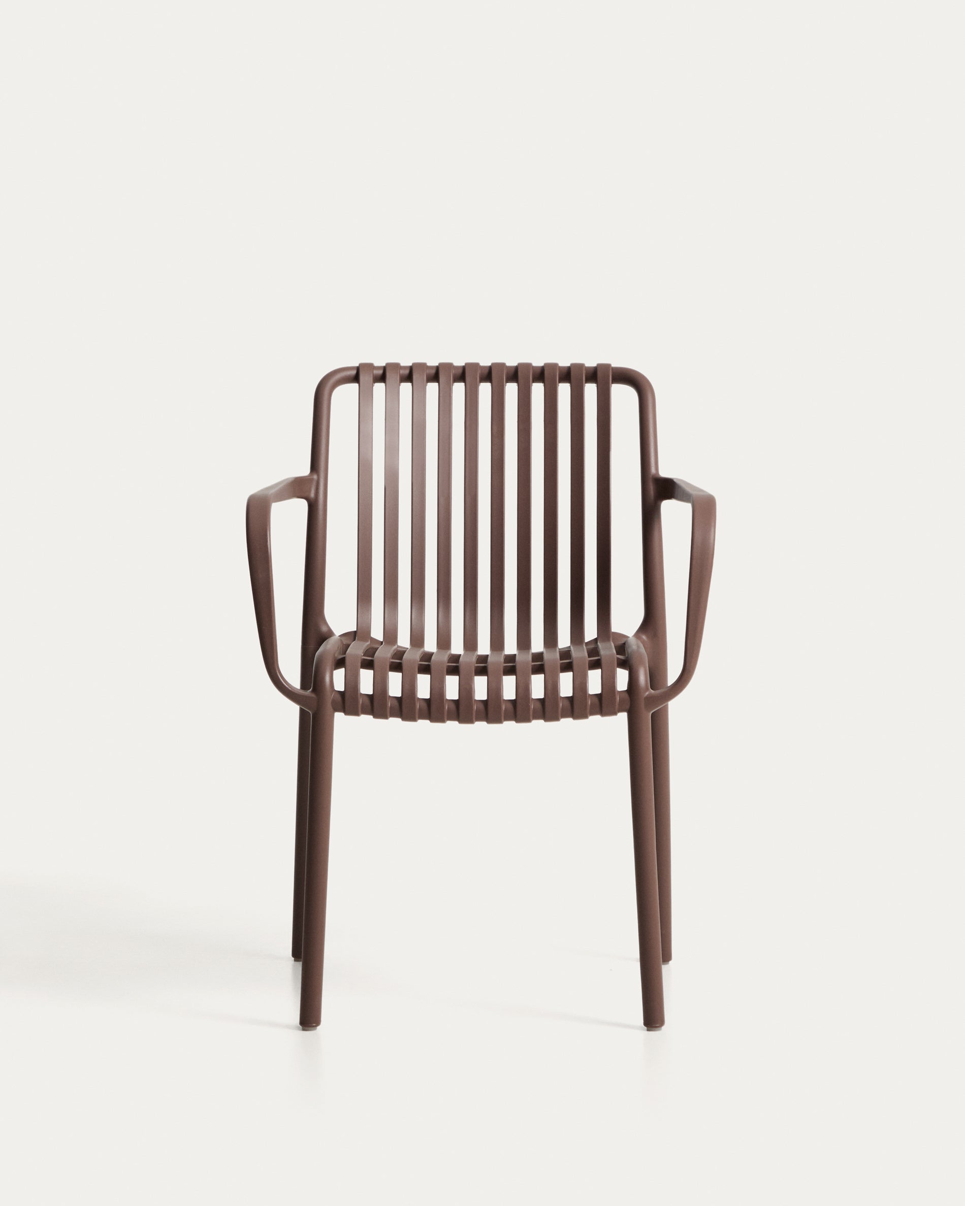 Stapelbarer Outdoor-Stuhl Isabellini in warmem Braun, perfekt für Garten und Terrasse, kombiniert Komfort mit stilvollem Design.