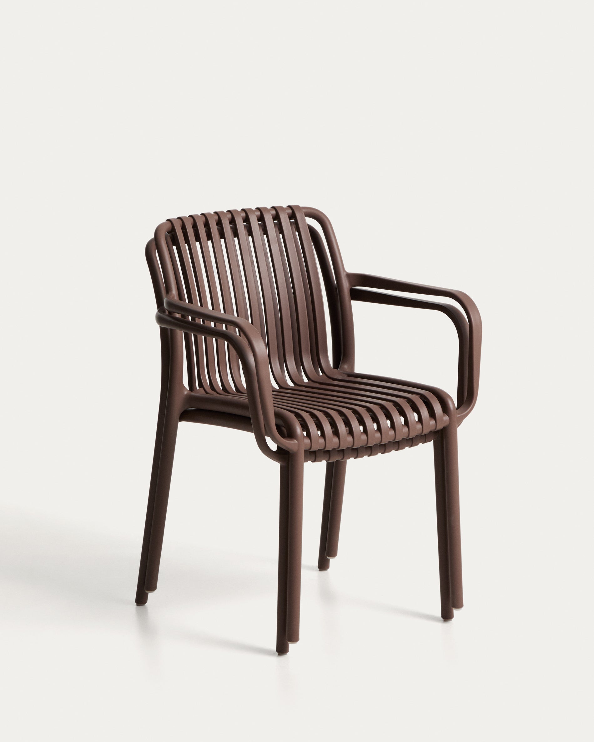 Eleganter stapelbarer Gartenstuhl Isabellini in Braun, ideal für entspannte Stunden im Freien, vereint Funktionalität und modernes Design.