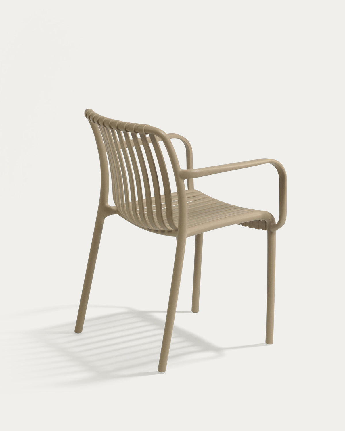 Stapelbarer Outdoor-Stuhl Isabellini in Beige in Beige präsentiert im Onlineshop von KAQTU Design AG. Gartenstuhl mit Armlehnen ist von Kave Home