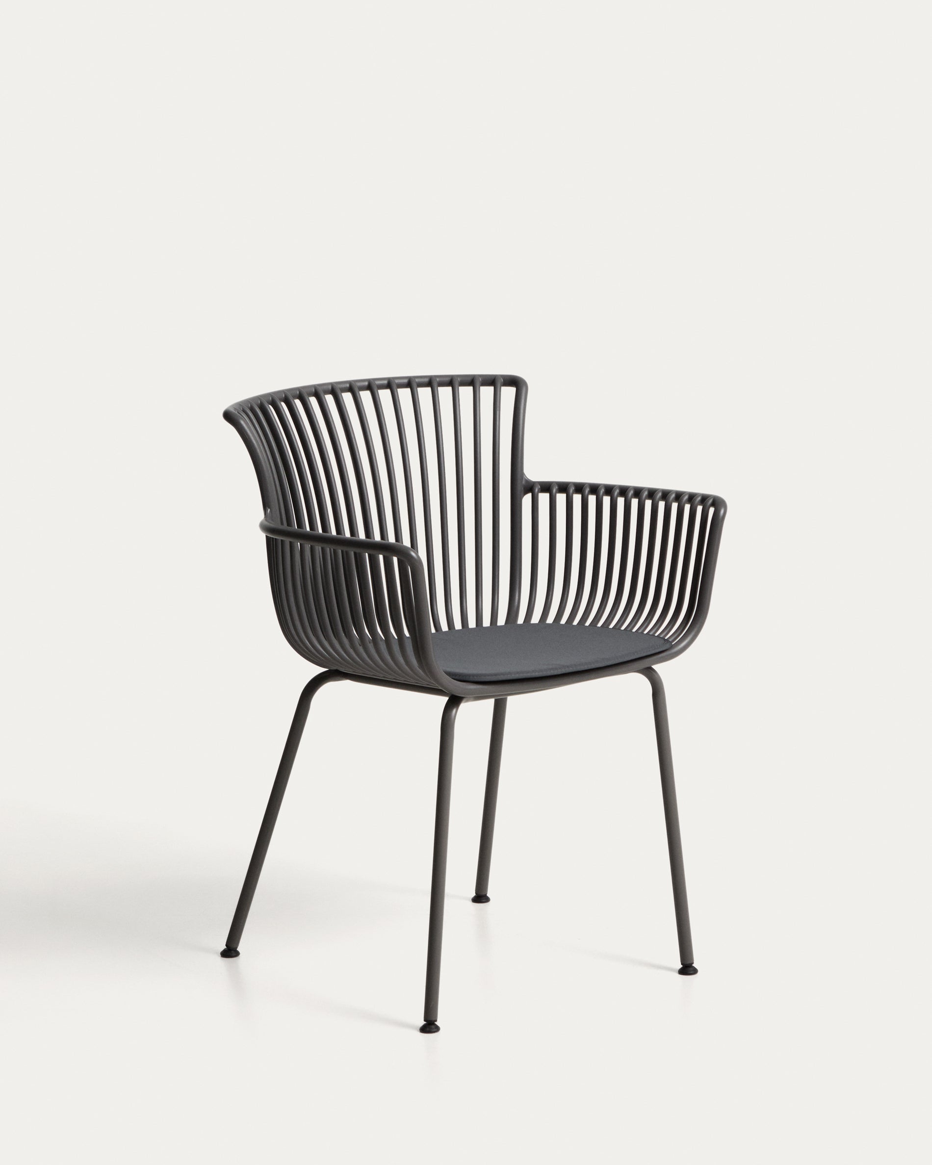 Outdoor-Stuhl Surpika mit graphitgrauen Stahlbeinen in Graphit präsentiert im Onlineshop von KAQTU Design AG. Gartenstuhl ist von Kave Home