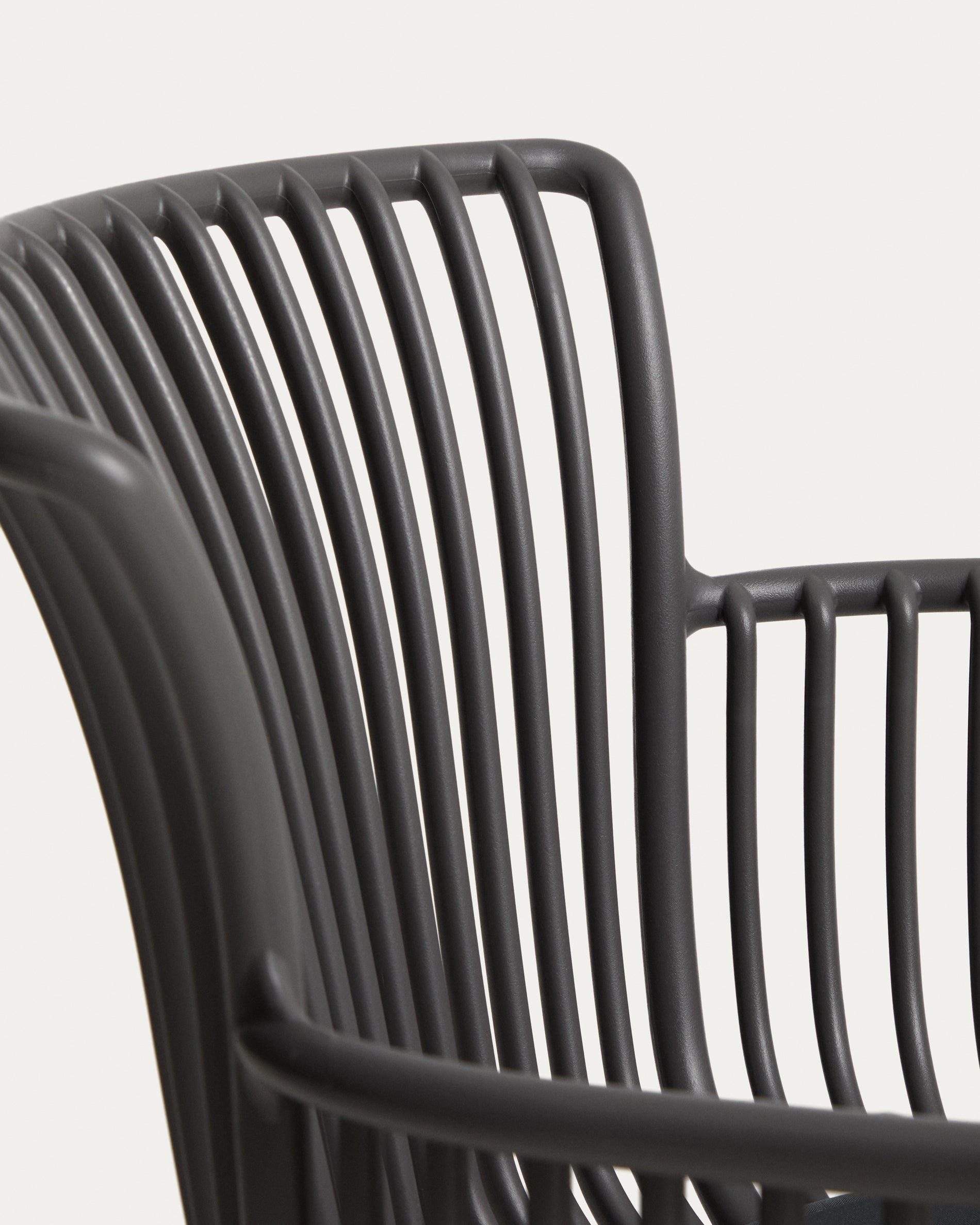 Stylischer Outdoor-Stuhl Surpika mit robusten graphitgrauen Stahlbeinen, ideal für gemütliche Momente im Garten oder auf der Terrasse.