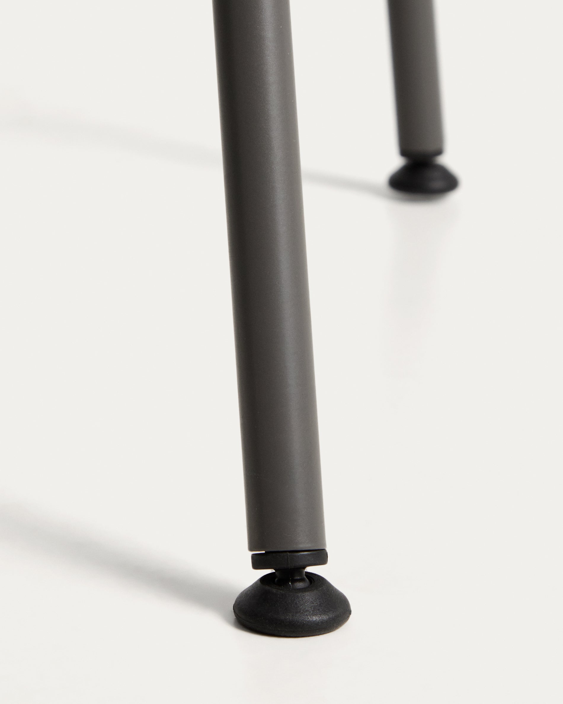 Eleganter Gartenstuhl Surpika mit stabilen graphitgrauen Stahlbeinen, perfekt für entspannte Stunden im Freien.