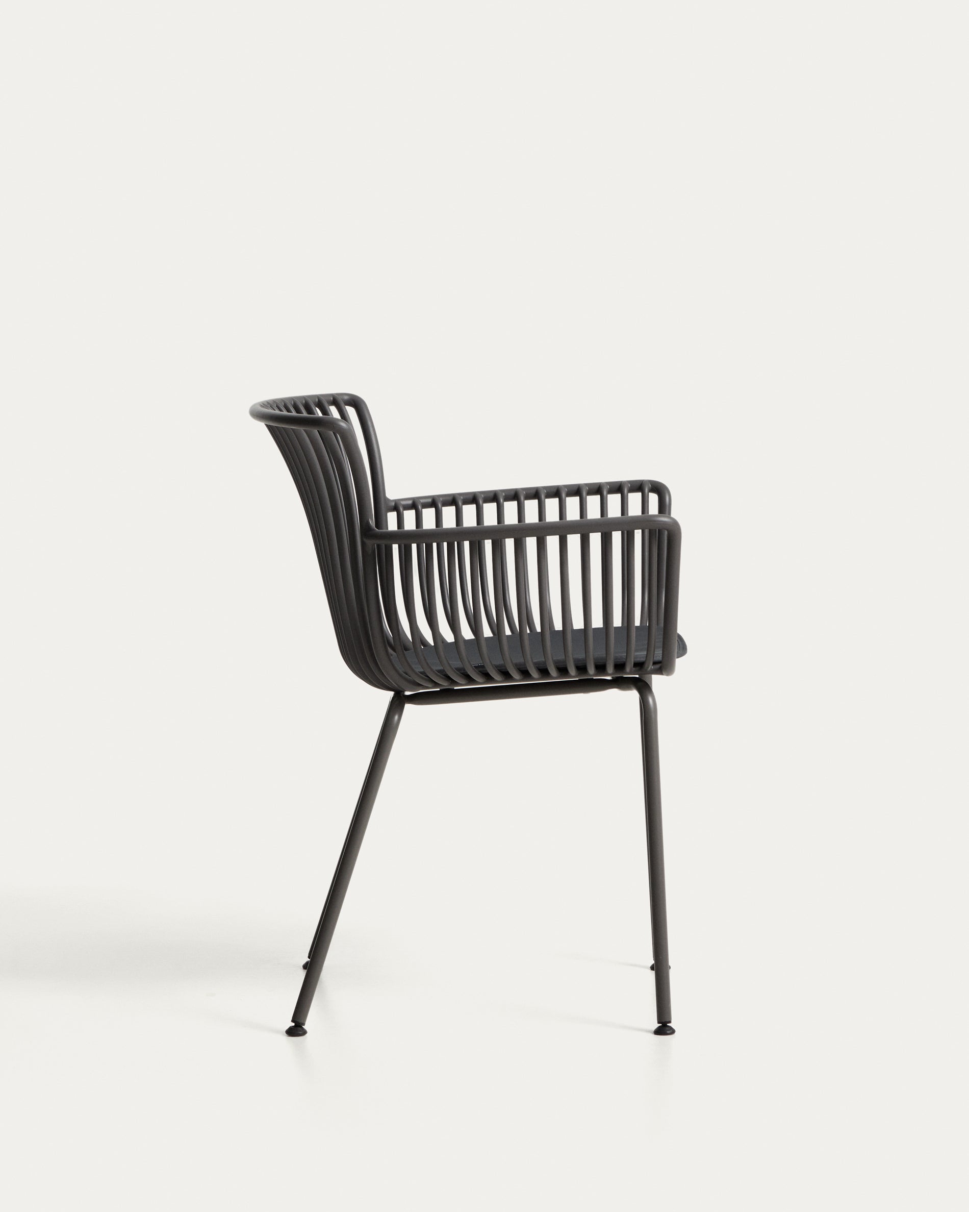 Stylischer Outdoor-Stuhl Surpika mit robusten graphitgrauen Stahlbeinen, ideal für gemütliche Momente im Garten oder auf der Terrasse.